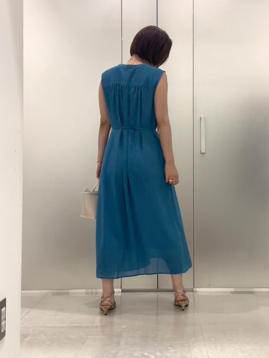 まどかさんの「UNTITLED｜【通気性/前開きボタン】シアーVネックワンピース」を使ったコーディネート