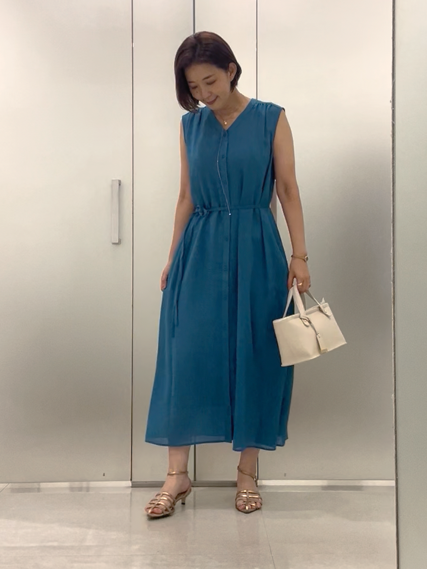 まどかさんの「UNTITLED｜【通気性/前開きボタン】シアーVネックワンピース」を使ったコーディネート