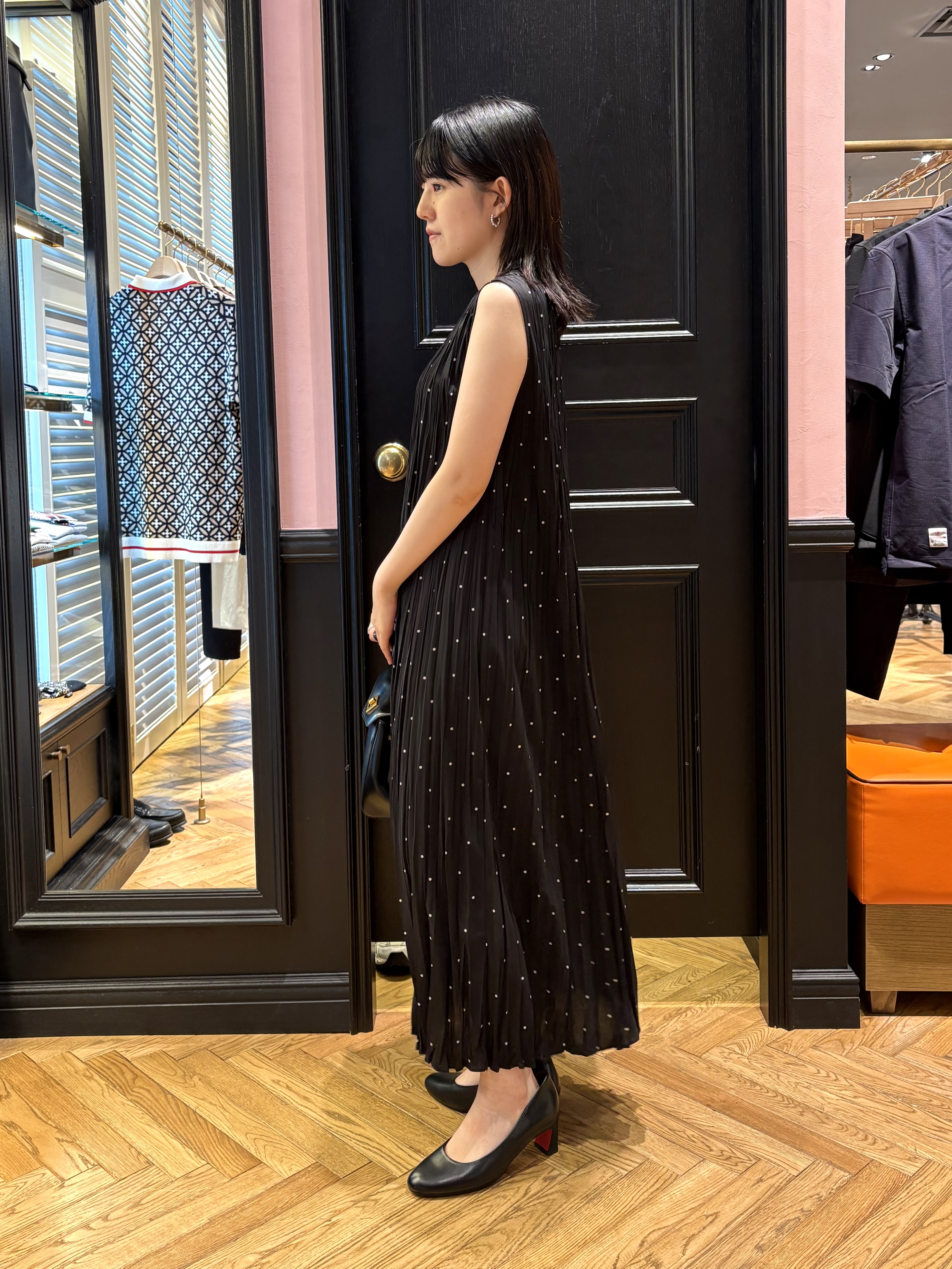 cocoさんの「DRESSTERIOR｜【ウォッシャブル/2WAYシルエット】ノースリーブプリーツワンピース」を使ったコーディネート