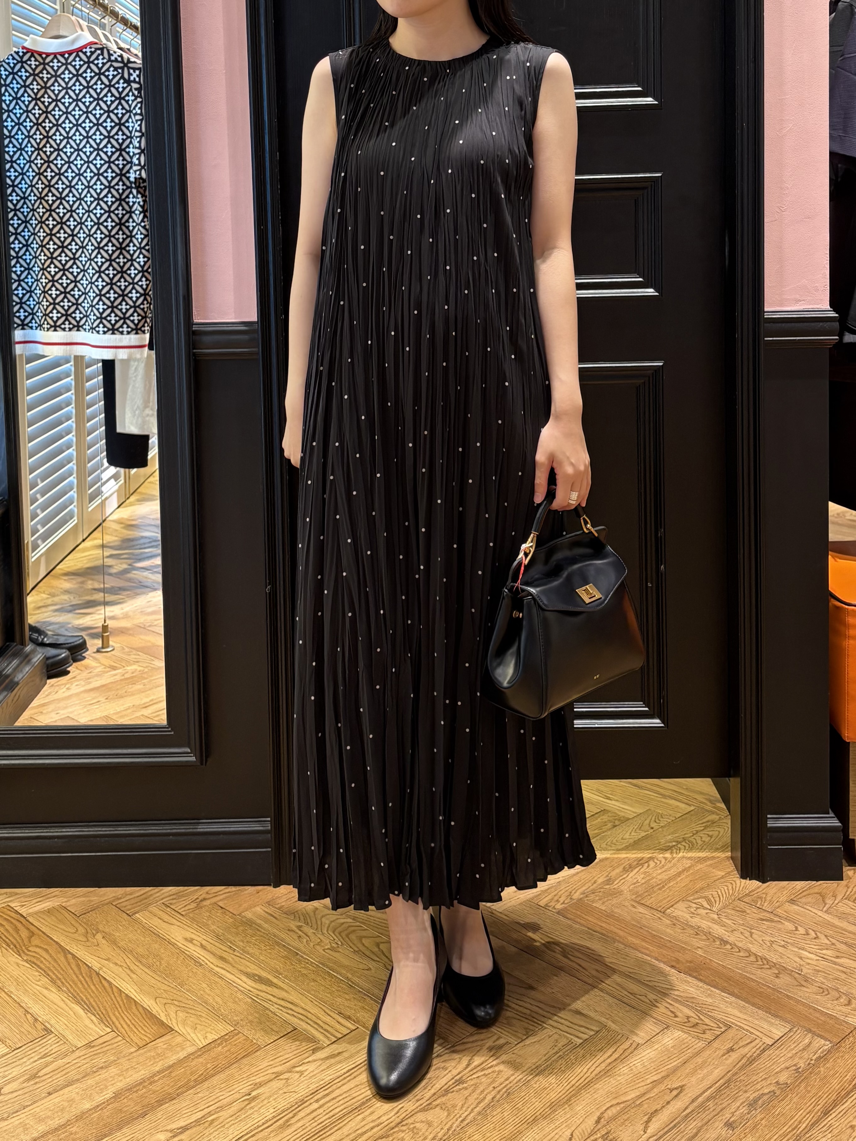 cocoさんの「DRESSTERIOR｜【ウォッシャブル/2WAYシルエット】ノースリーブプリーツワンピース」を使ったコーディネート
