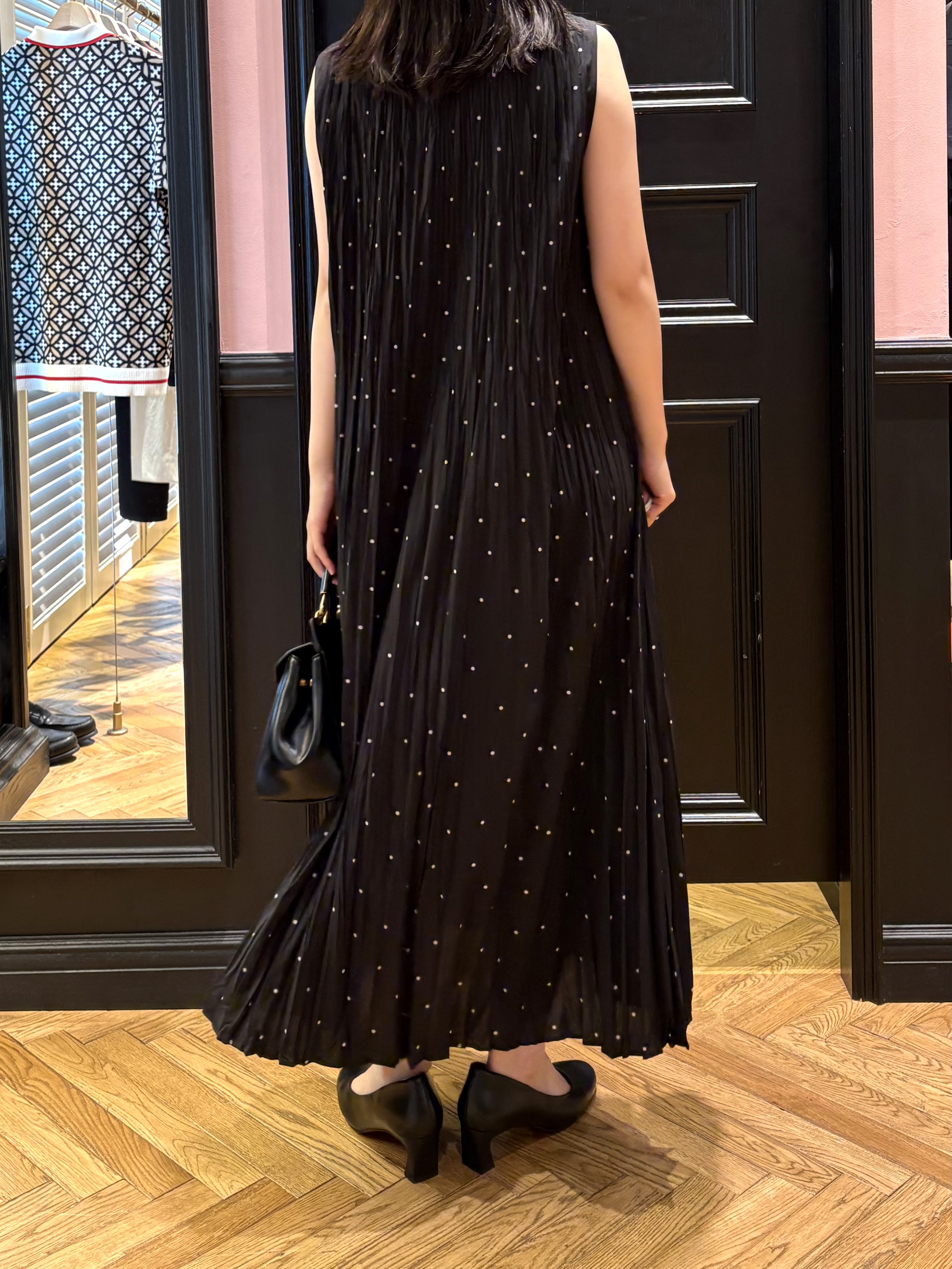 cocoさんの「DRESSTERIOR｜【ウォッシャブル/2WAYシルエット】ノースリーブプリーツワンピース」を使ったコーディネート