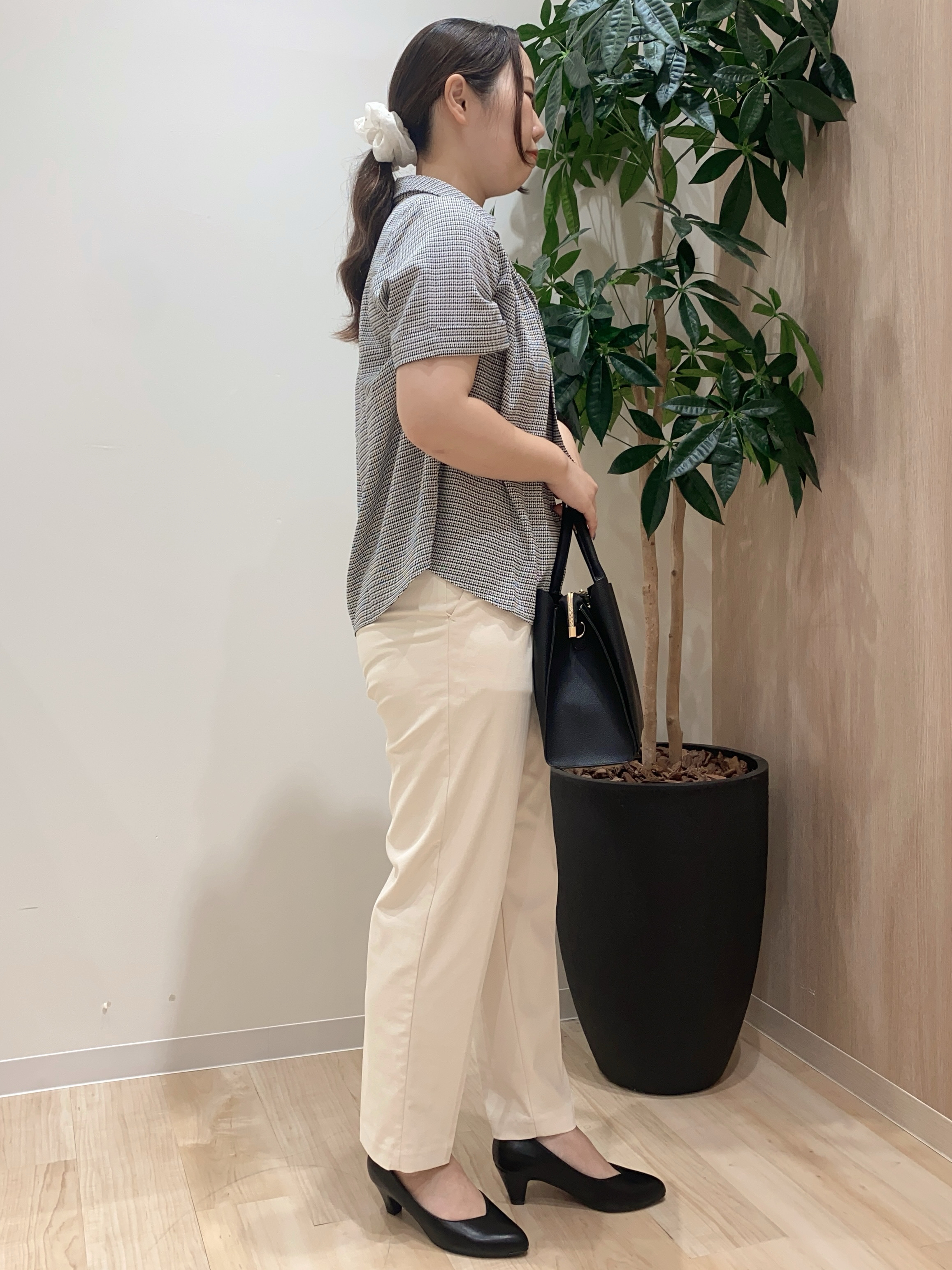HANAさんの「grove｜半袖になって再登場！【洗える】チャーム付きマルチWAYボウタイブラウス」を使ったコーディネート