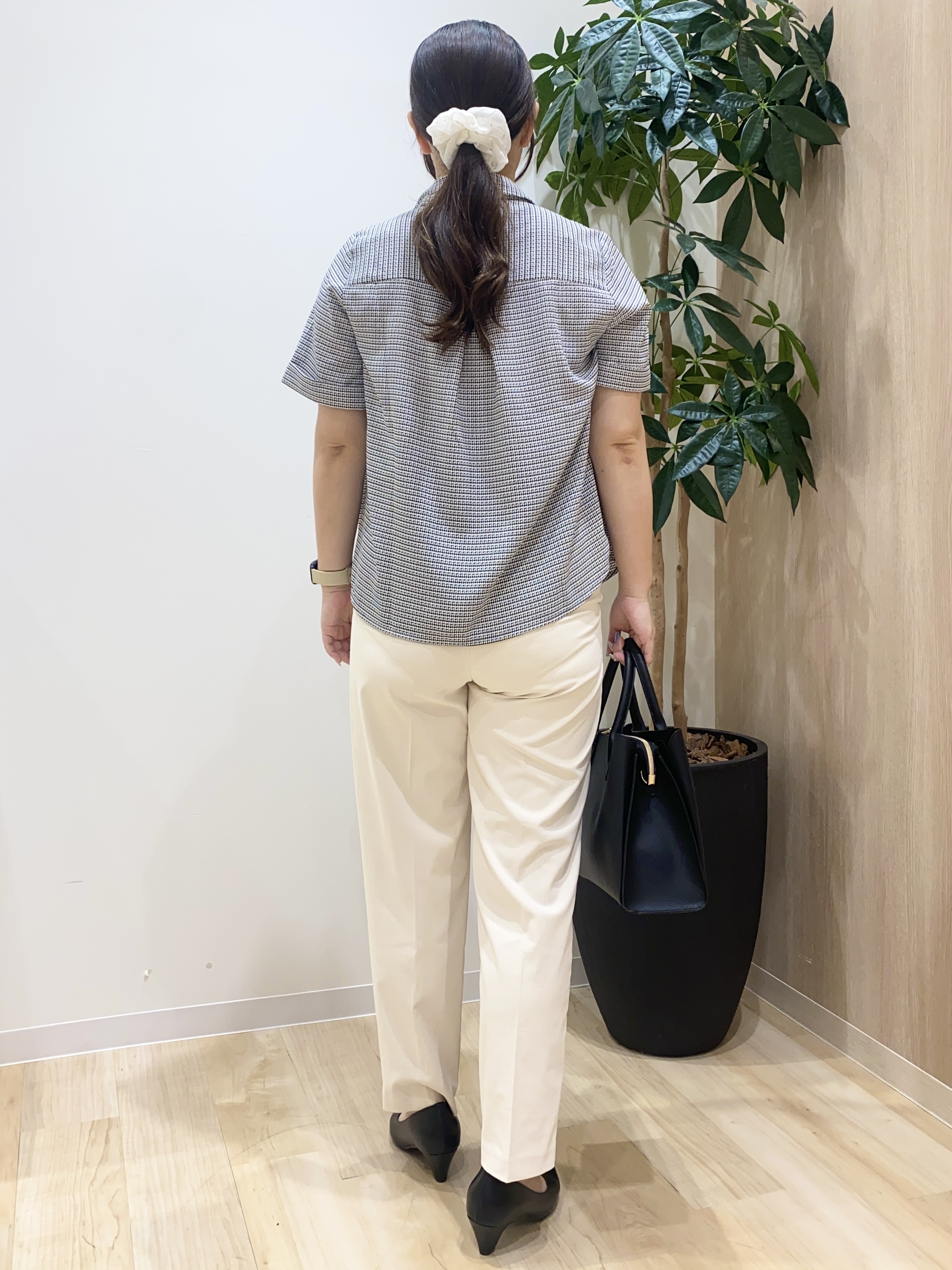 HANAさんの「grove｜半袖になって再登場！【洗える】チャーム付きマルチWAYボウタイブラウス」を使ったコーディネート