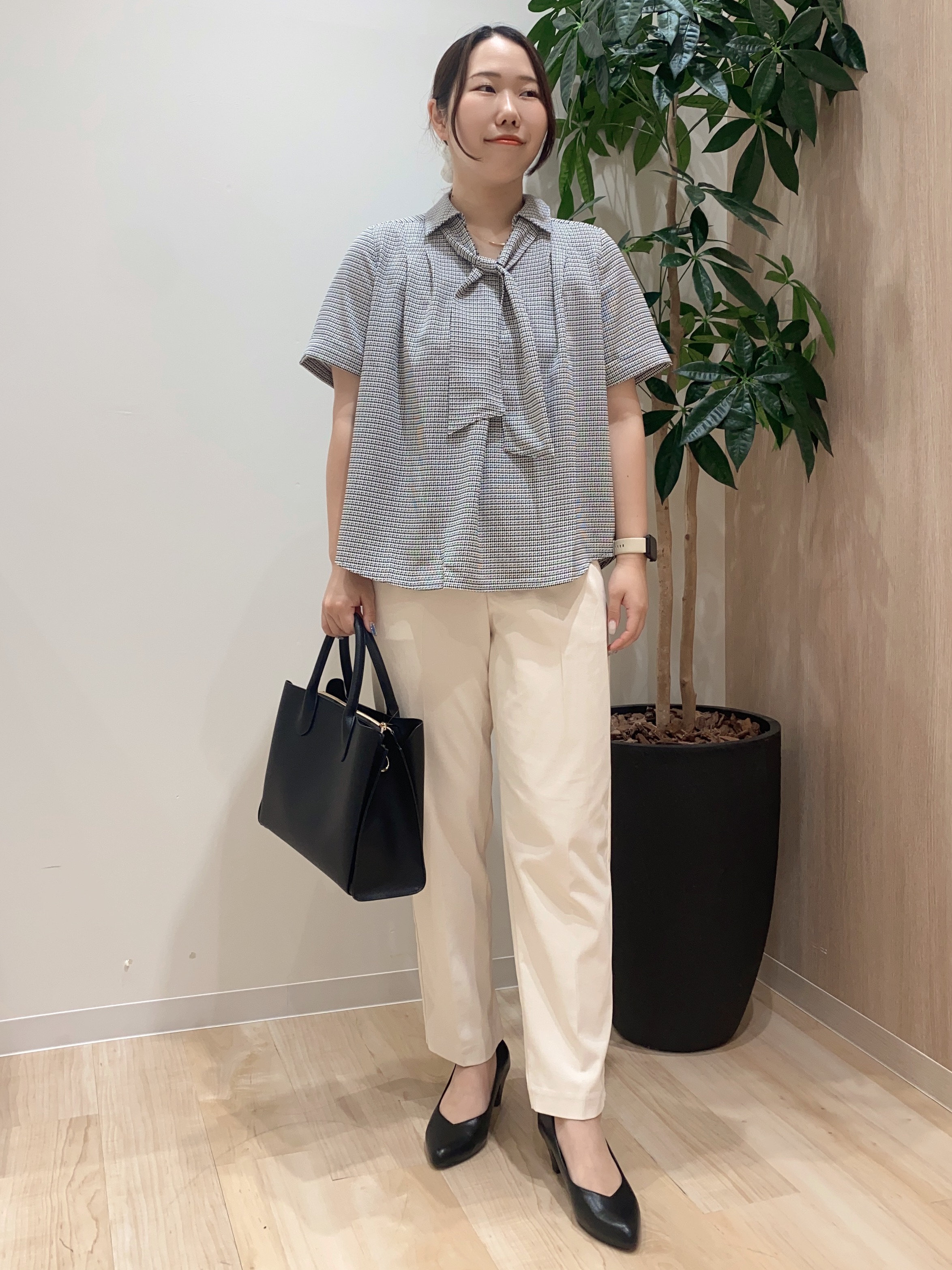 HANAさんの「grove｜半袖になって再登場！【洗える】チャーム付きマルチWAYボウタイブラウス」を使ったコーディネート