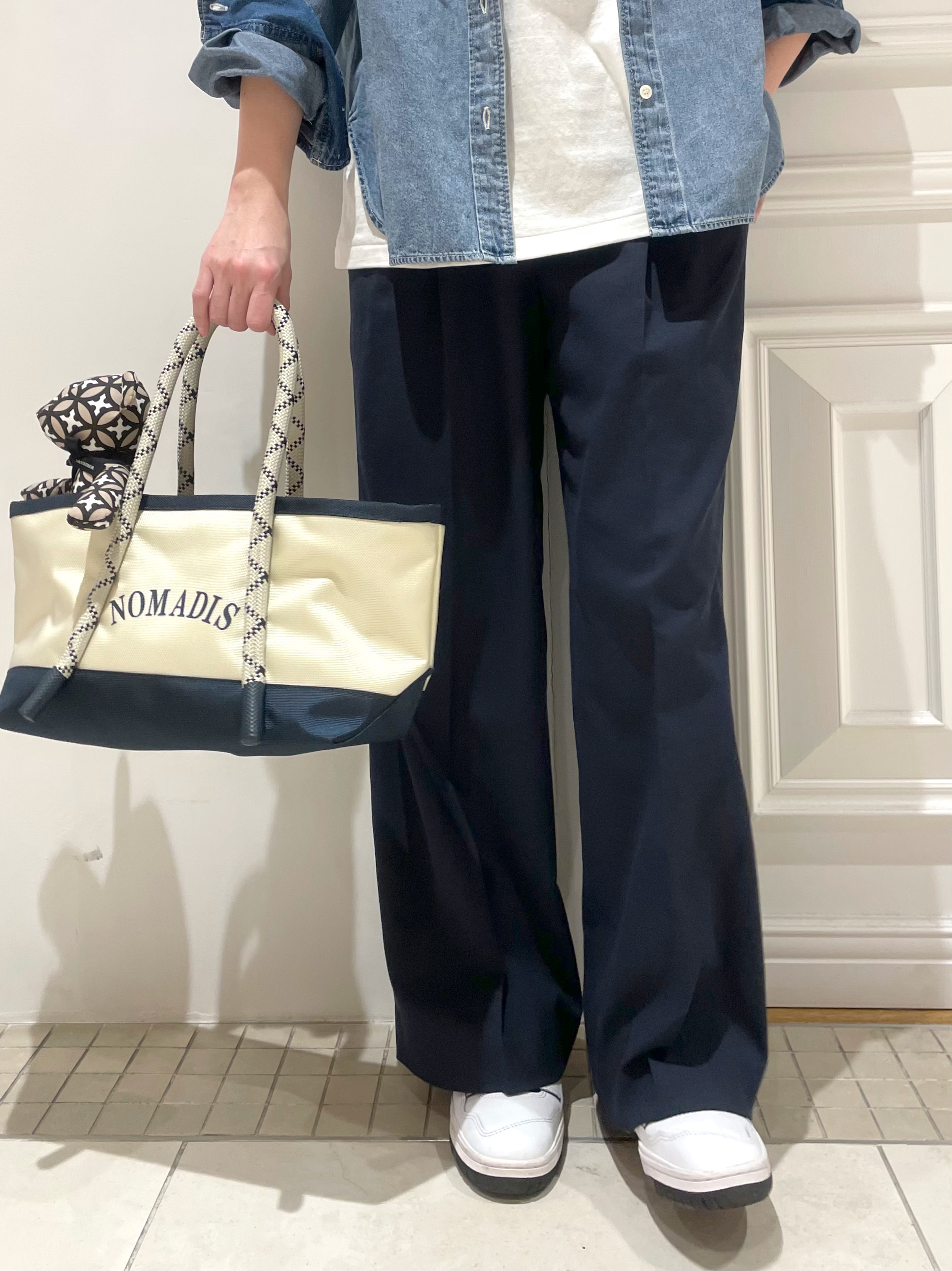 makiさんの「DRESSTERIOR｜【ウォッシャブル/羽織りにも】ライトオンスデニムシャツ」を使ったコーディネート