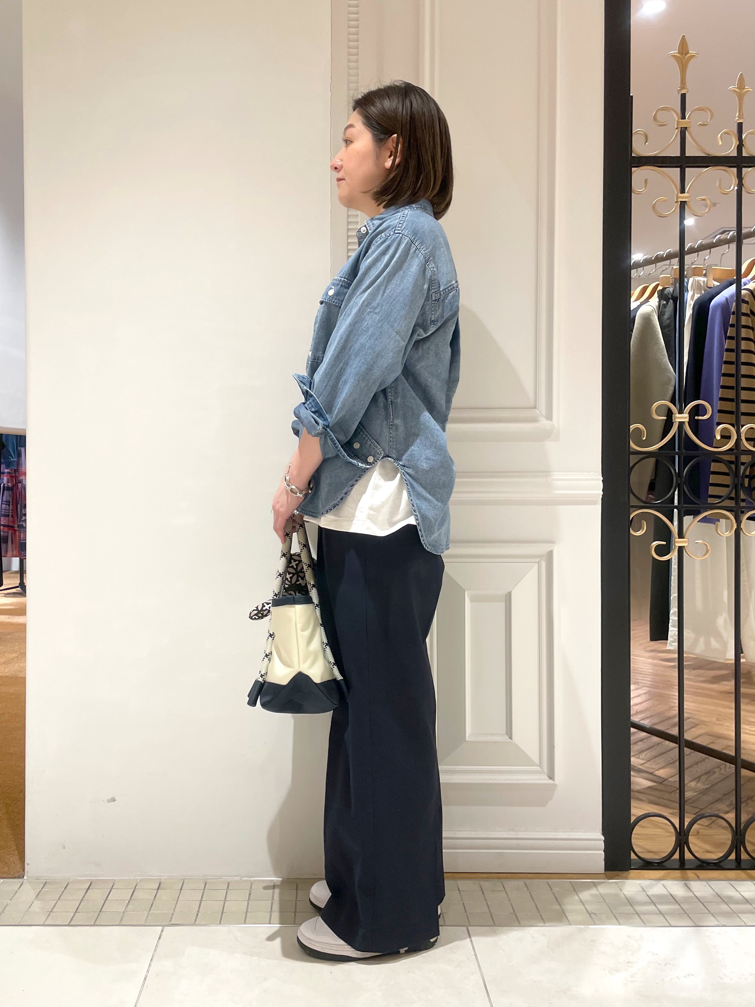 makiさんの「DRESSTERIOR｜【ウォッシャブル/羽織りにも】ライトオンスデニムシャツ」を使ったコーディネート