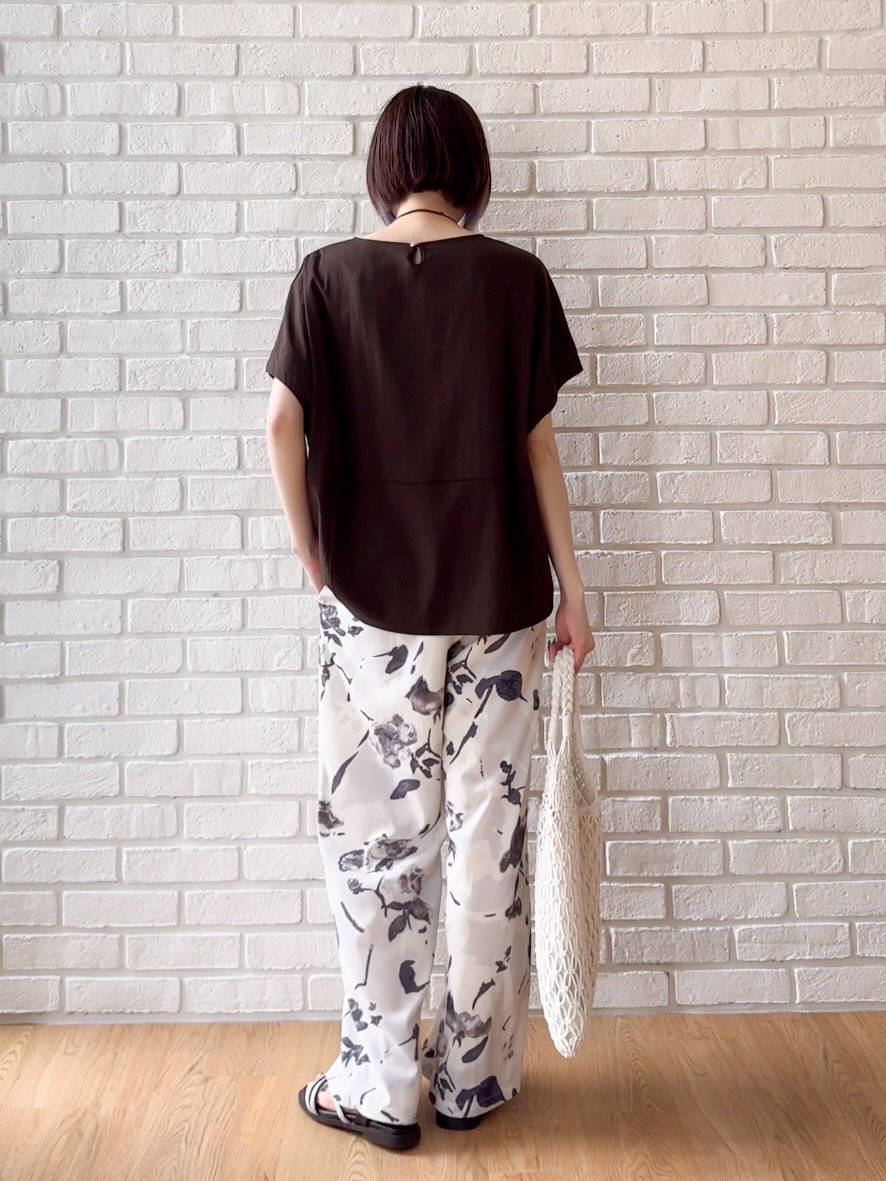 𝐜𝐡𝐢𝐤𝐚さんの「SHOO･LA･RUE｜【洗濯機可/セットアップ可】軽凛(かろりん) ひんやり切替コクーントップス」を使ったコーディネート