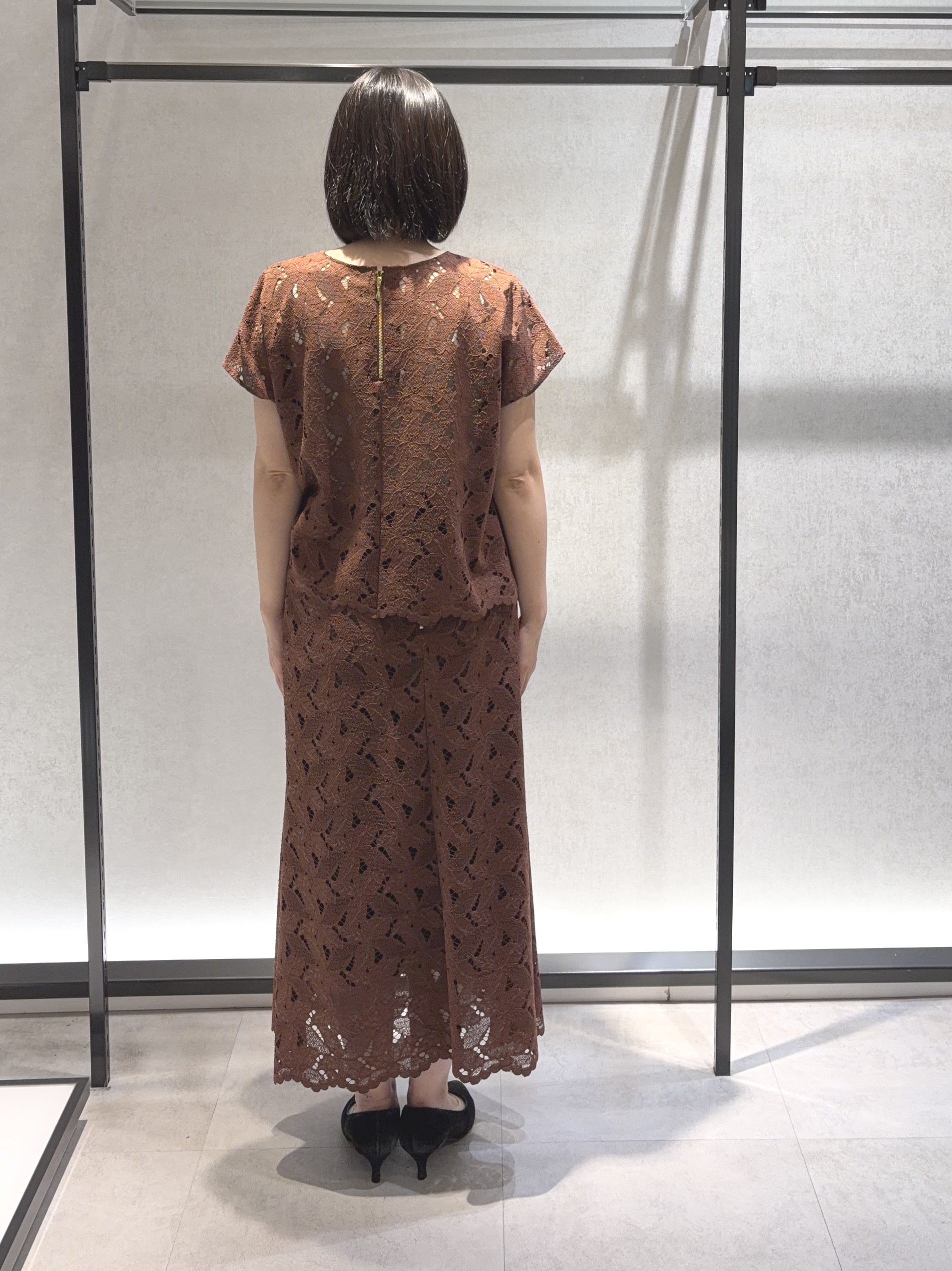 わたなべさんの「UNTITLED｜【セットアップ可能】リーフレースブラウス」を使ったコーディネート