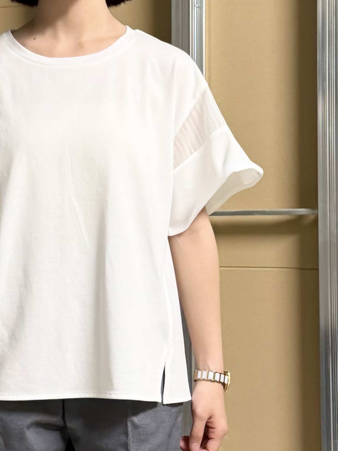sahoさんの「THE SHOP TK｜【ひんやりさらさら】軽やかに揺れる シアーフレアスリーブTシャツ」を使ったコーディネート
