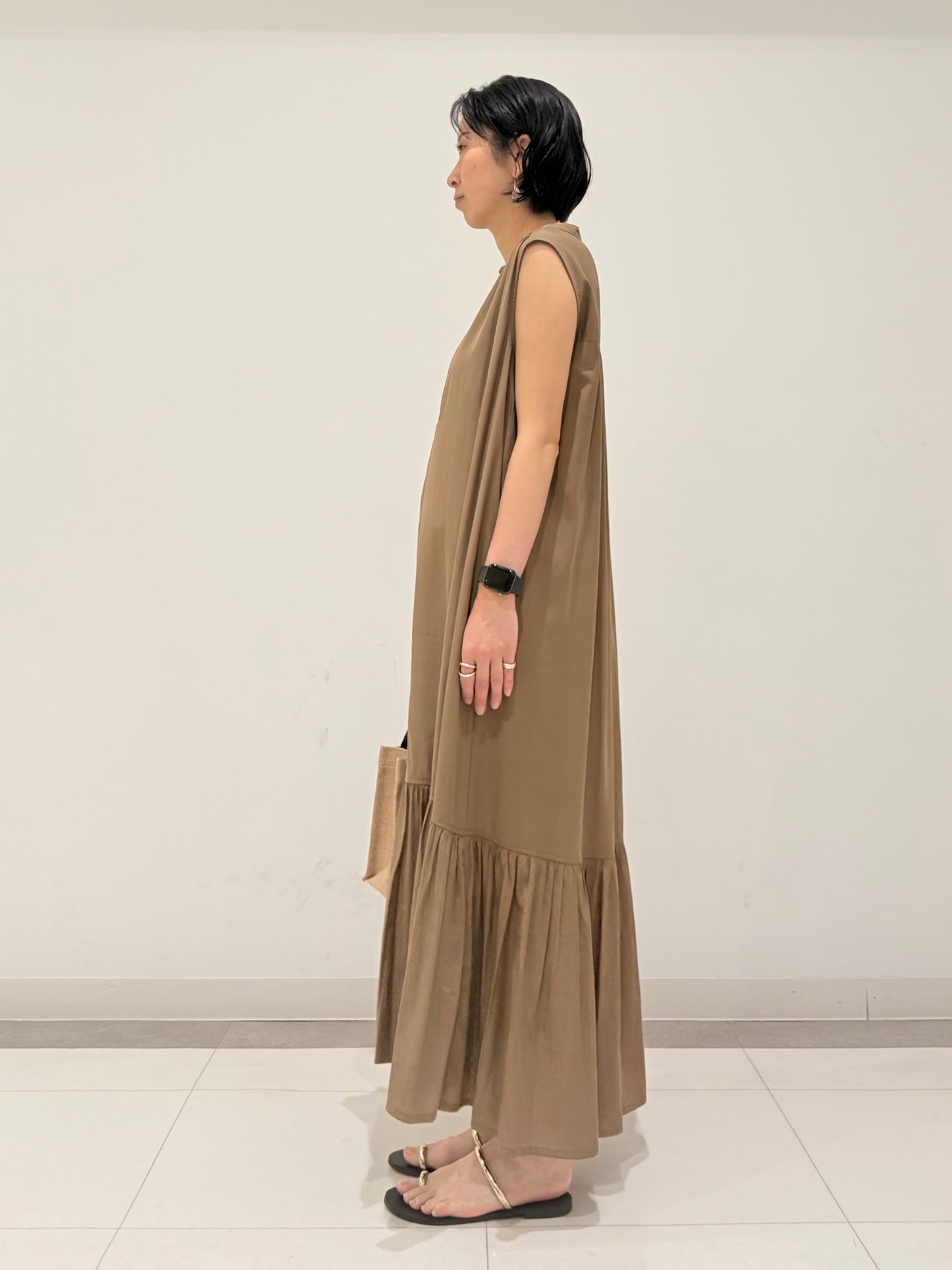 MIYAKAWAさんの「DRESSTERIOR｜ノースリーブギャザーヘムワンピース」を使ったコーディネート