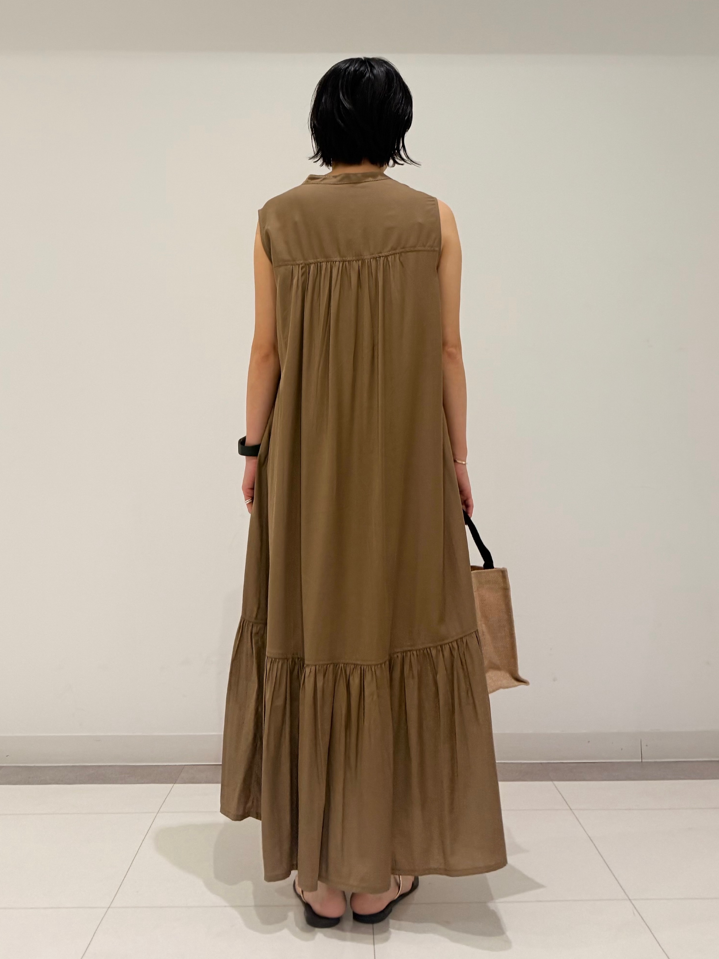 MIYAKAWAさんの「DRESSTERIOR｜ノースリーブギャザーヘムワンピース」を使ったコーディネート