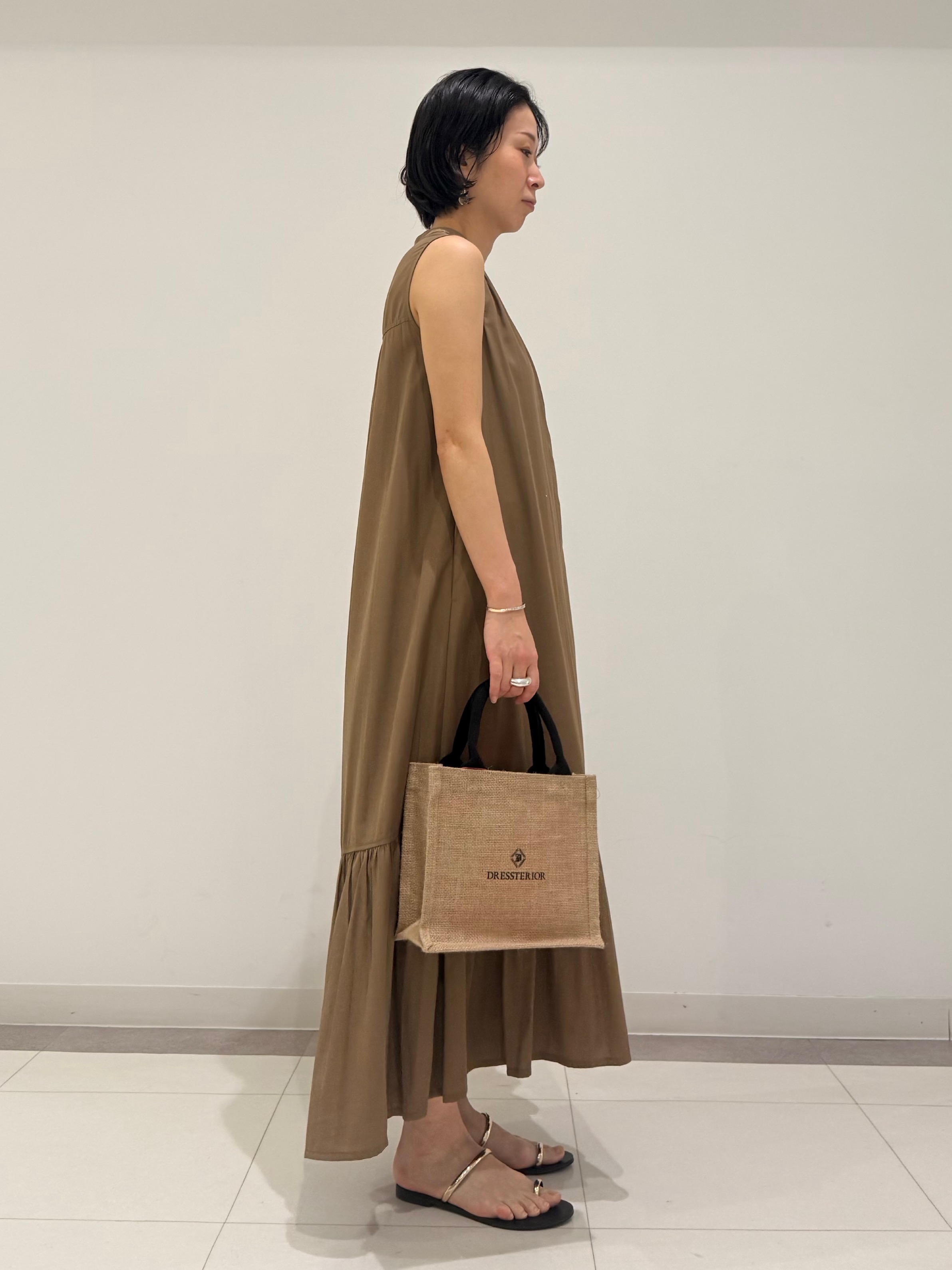 MIYAKAWAさんの「DRESSTERIOR｜ノースリーブギャザーヘムワンピース」を使ったコーディネート