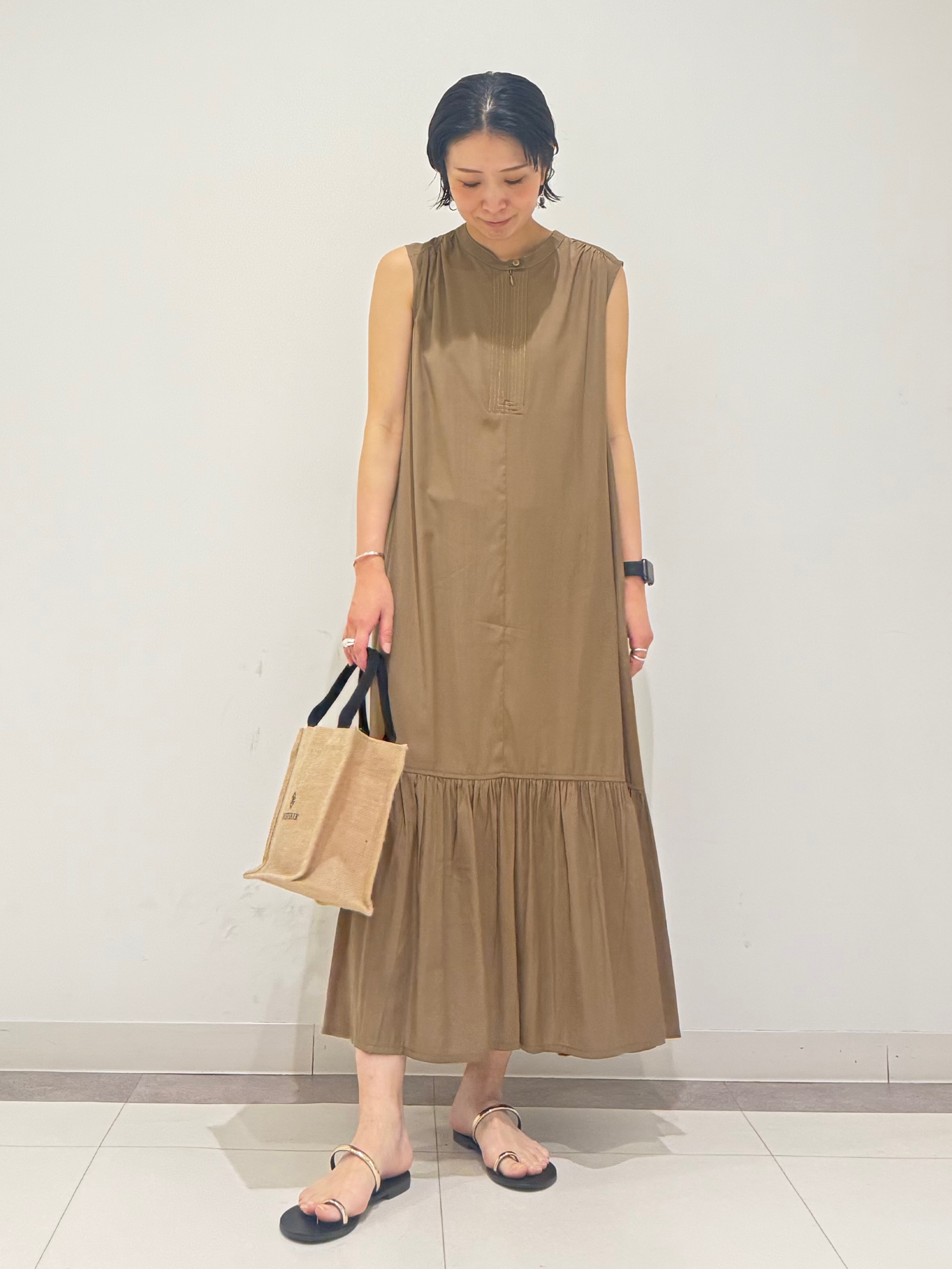 MIYAKAWAさんの「DRESSTERIOR｜ノースリーブギャザーヘムワンピース」を使ったコーディネート