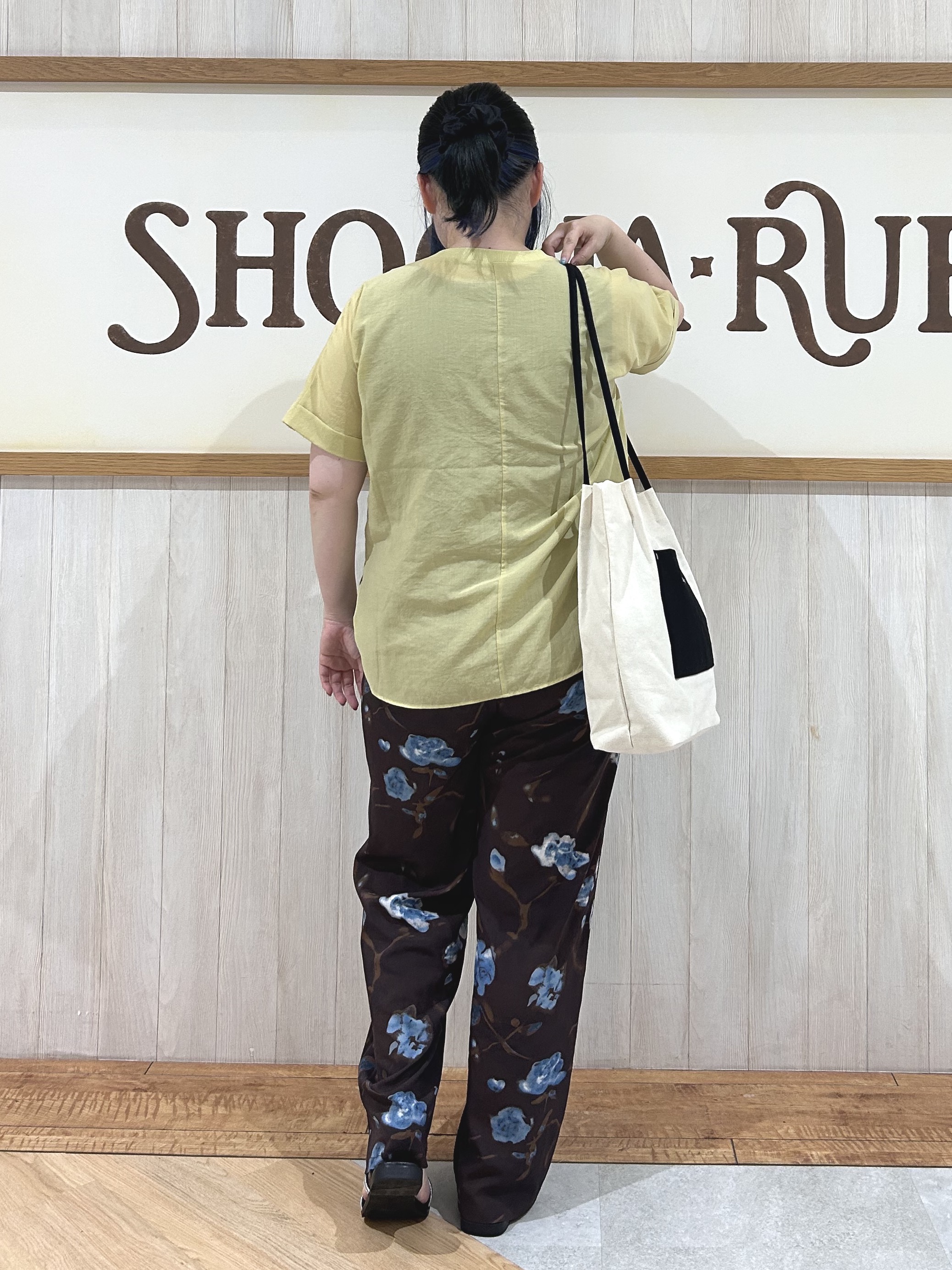まるさんの「SHOO･LA･RUE｜【着丈選べる/ひんやり/体型カバー】洗濯後しわになりにくい さらっとドルマントップス」を使ったコーディネート