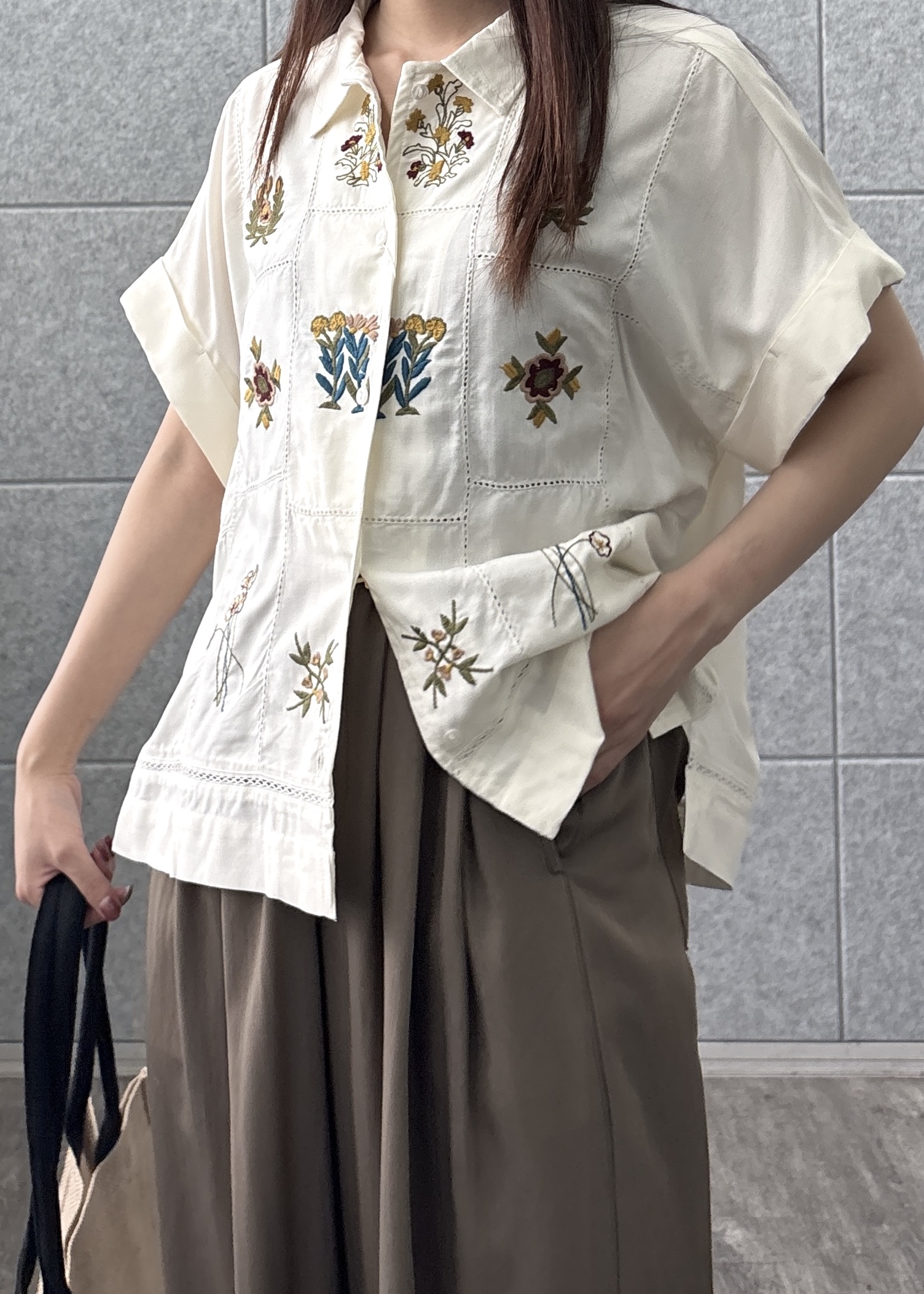 Renoさんの「INDIVI｜アート刺繍半袖シャツ【セットアップ可能】」を使ったコーディネート
