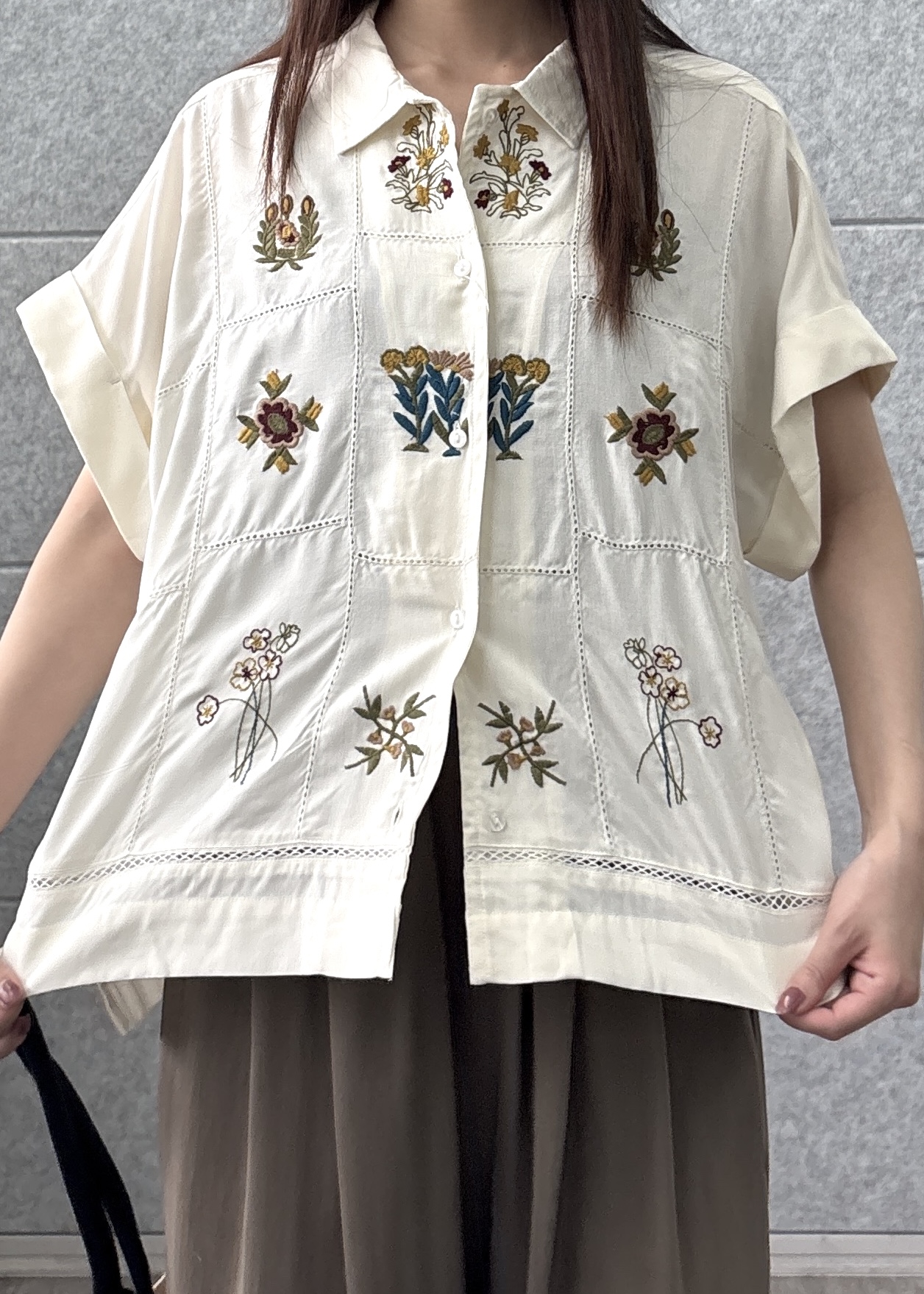 Renoさんの「INDIVI｜アート刺繍半袖シャツ【セットアップ可能】」を使ったコーディネート