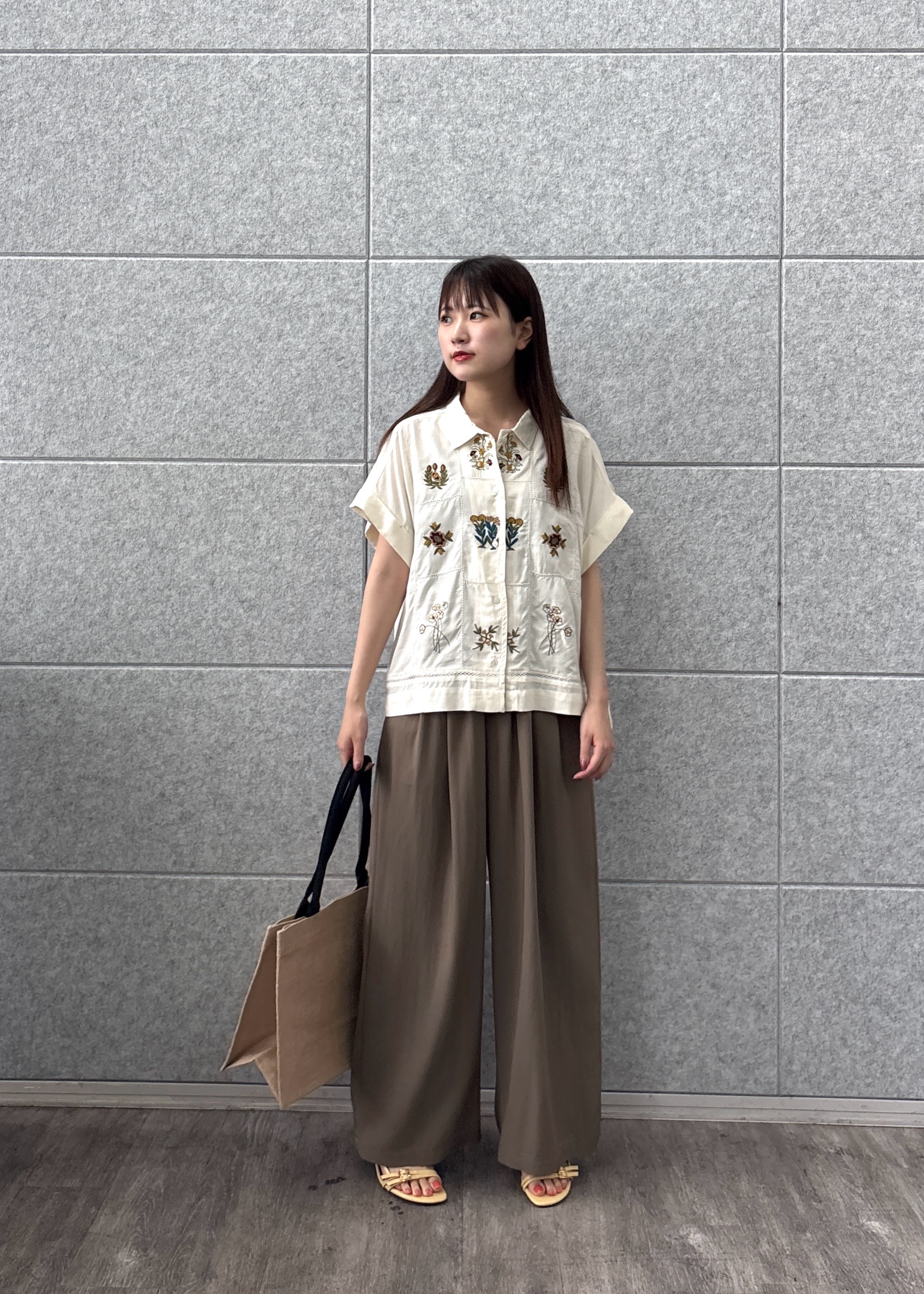 Renoさんの「INDIVI｜アート刺繍半袖シャツ【セットアップ可能】」を使ったコーディネート