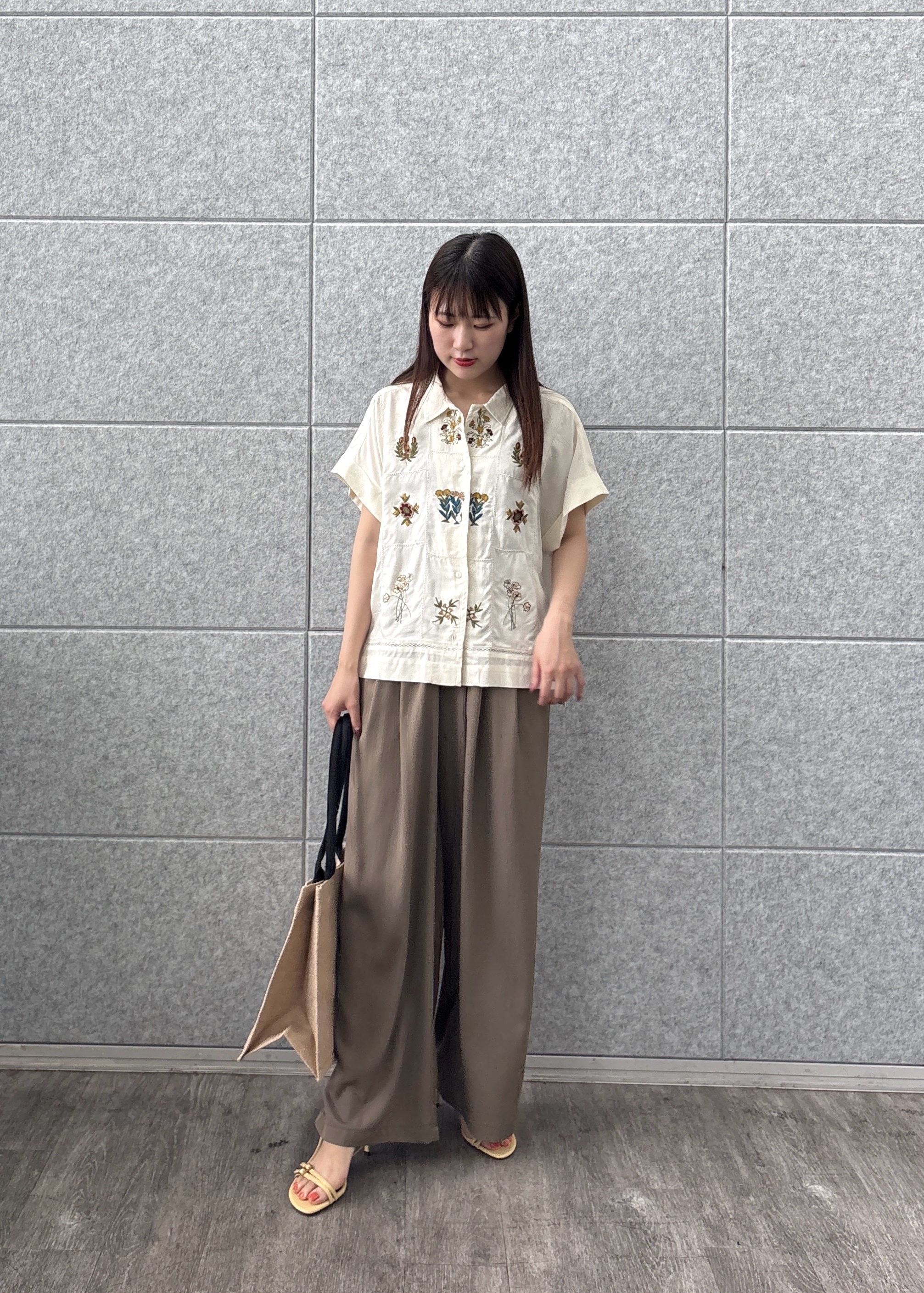 Renoさんの「INDIVI｜アート刺繍半袖シャツ【セットアップ可能】」を使ったコーディネート