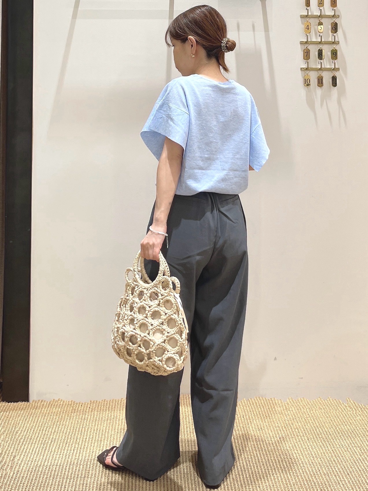 浦下飛鳥さんの「OPAQUE.CLIP｜『STORY Web7月掲載』ドライタッチラメニット《UV／洗える／6col》」を使ったコーディネート