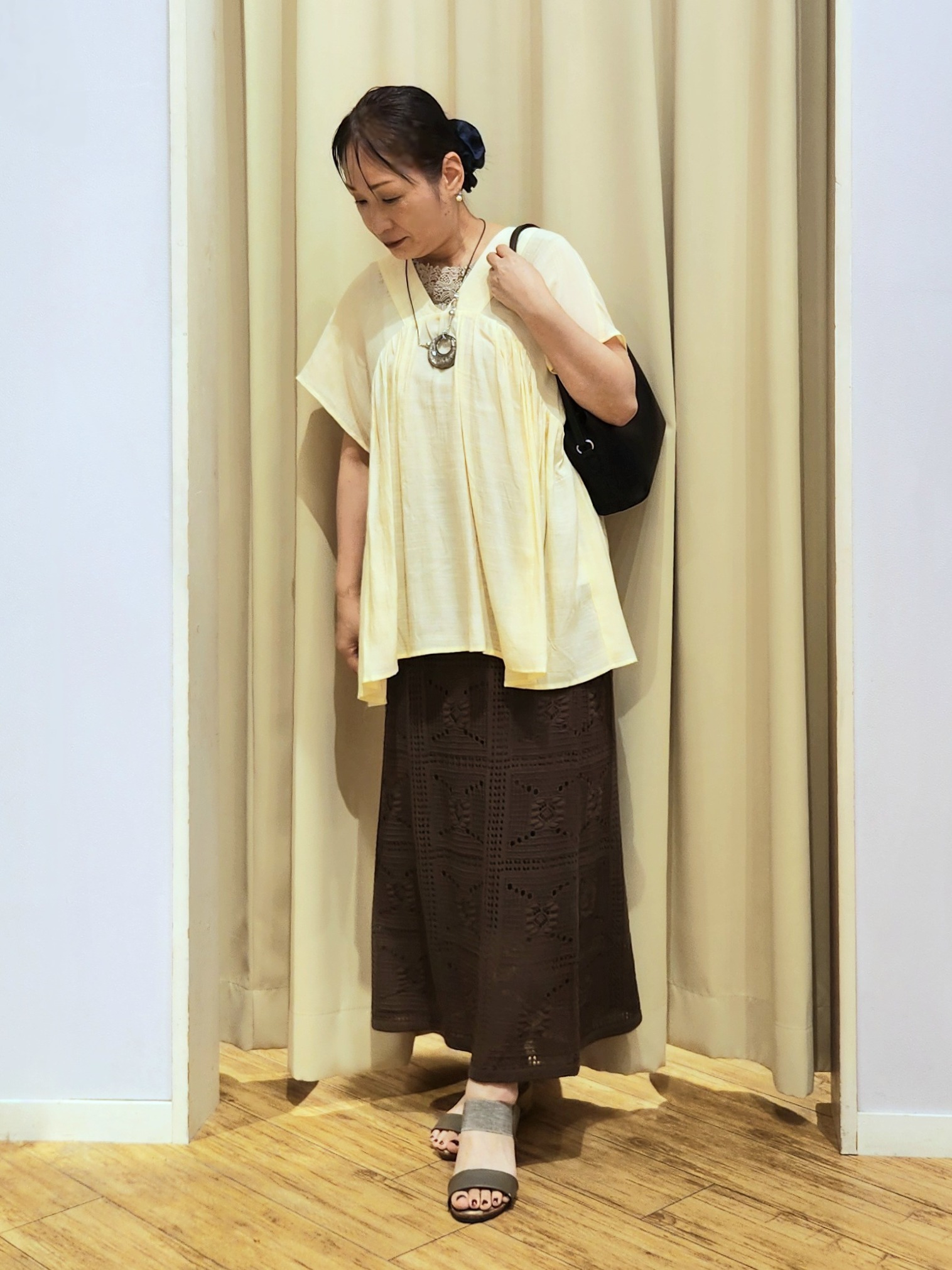 くまさんの「SHOO･LA･RUE｜【ひんやり/UV/体型カバー】インせず着られる Vネックギャザーブラウス」を使ったコーディネート