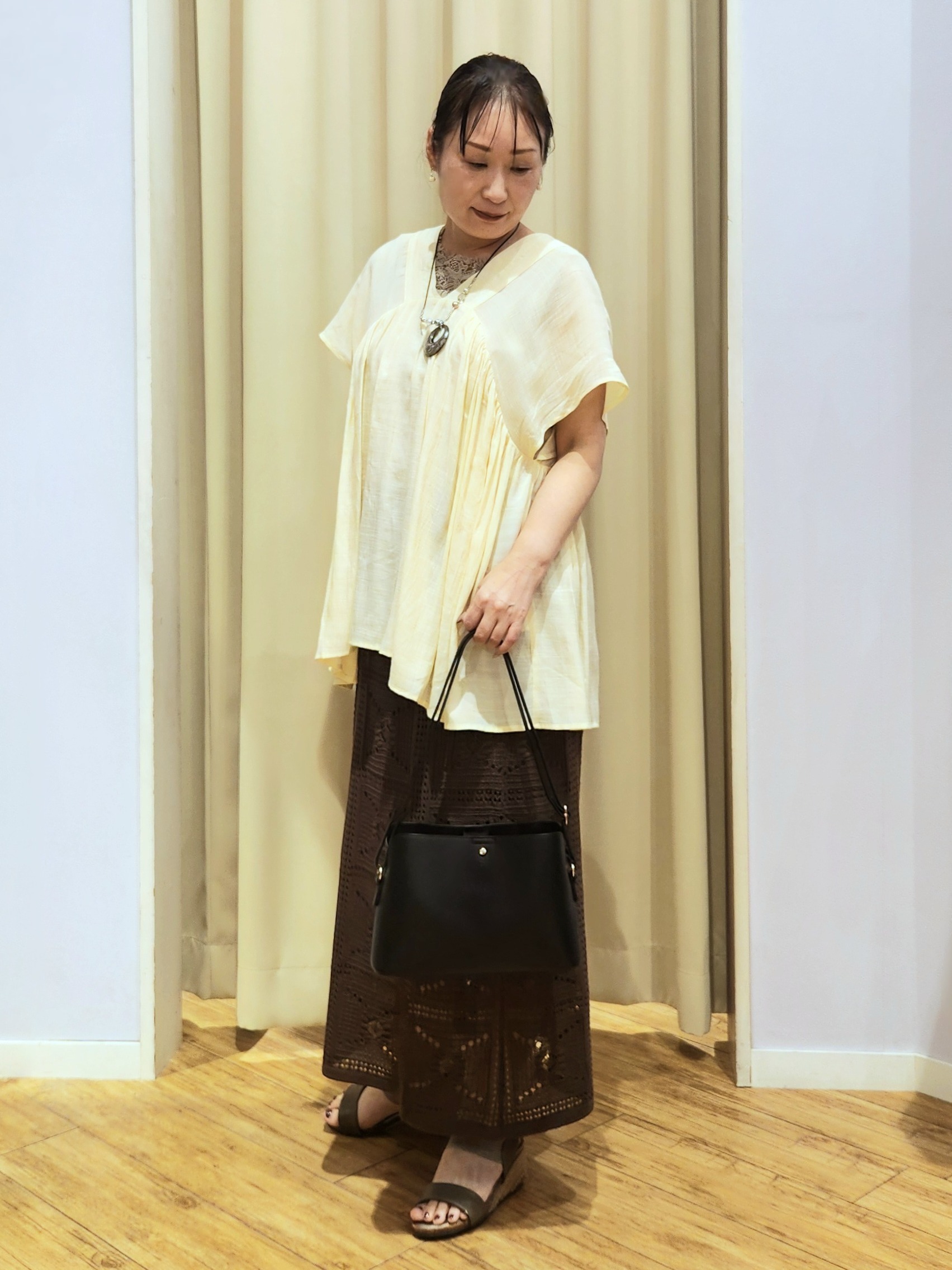 くまさんの「SHOO･LA･RUE｜【ひんやり/UV/体型カバー】インせず着られる Vネックギャザーブラウス」を使ったコーディネート