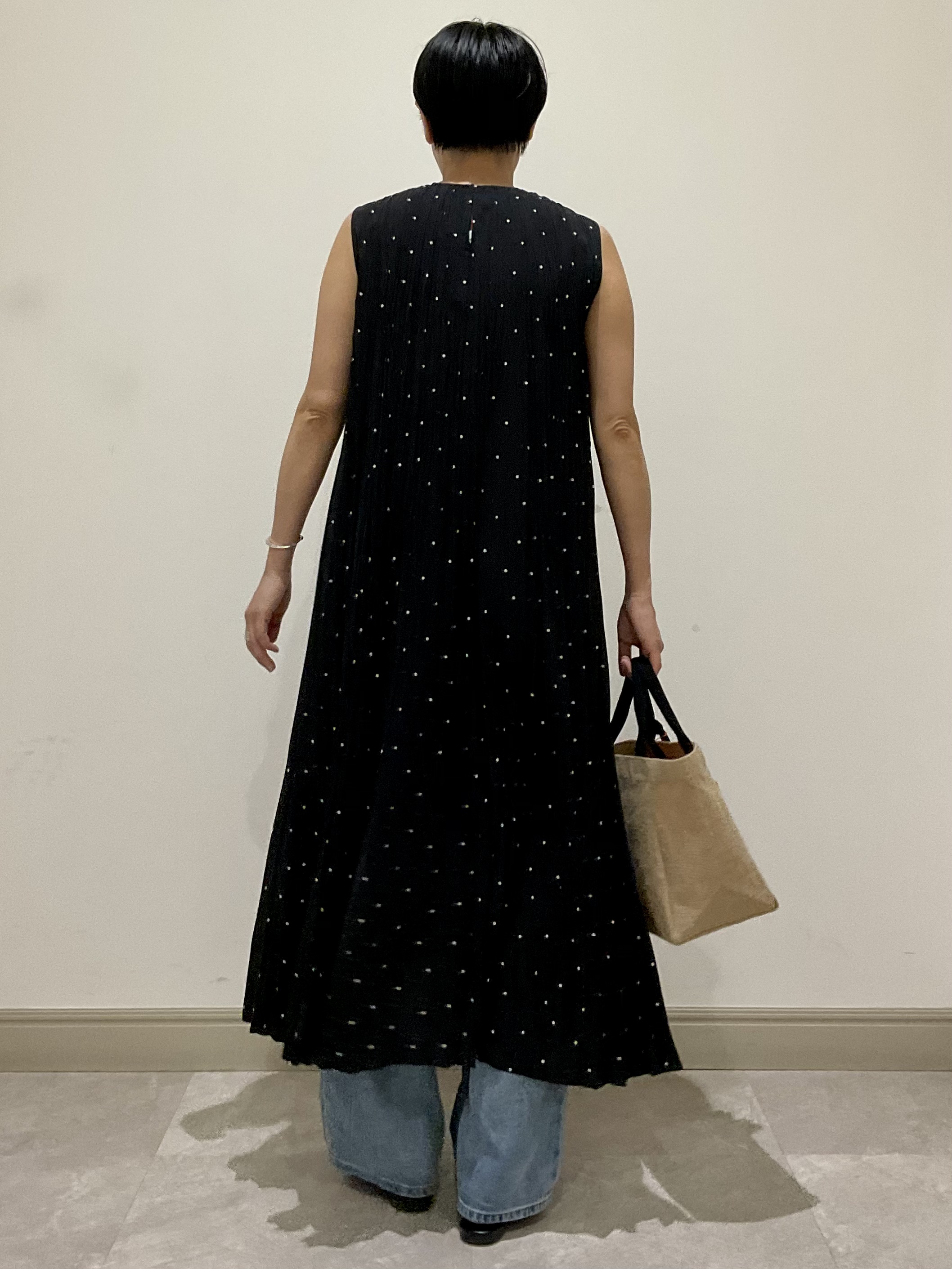 OGATAさんの「DRESSTERIOR｜【ウォッシャブル/2WAYシルエット】ノースリーブプリーツワンピース」を使ったコーディネート