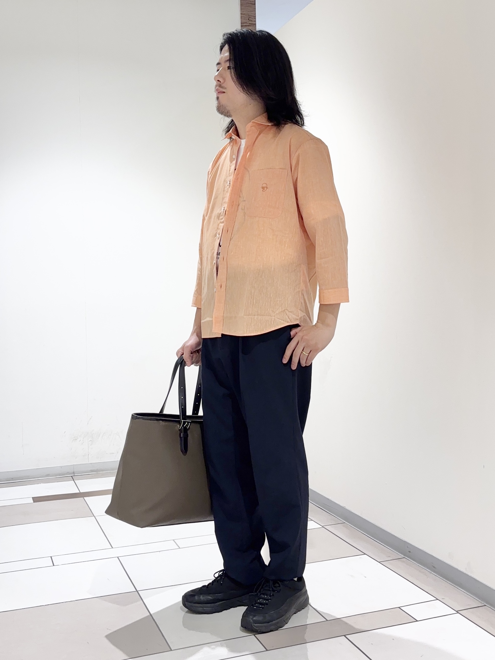 及川さんの「TAKEO KIKUCHI｜【接触冷感】ハイブリッド リネン 七分袖シャツ」を使ったコーディネート