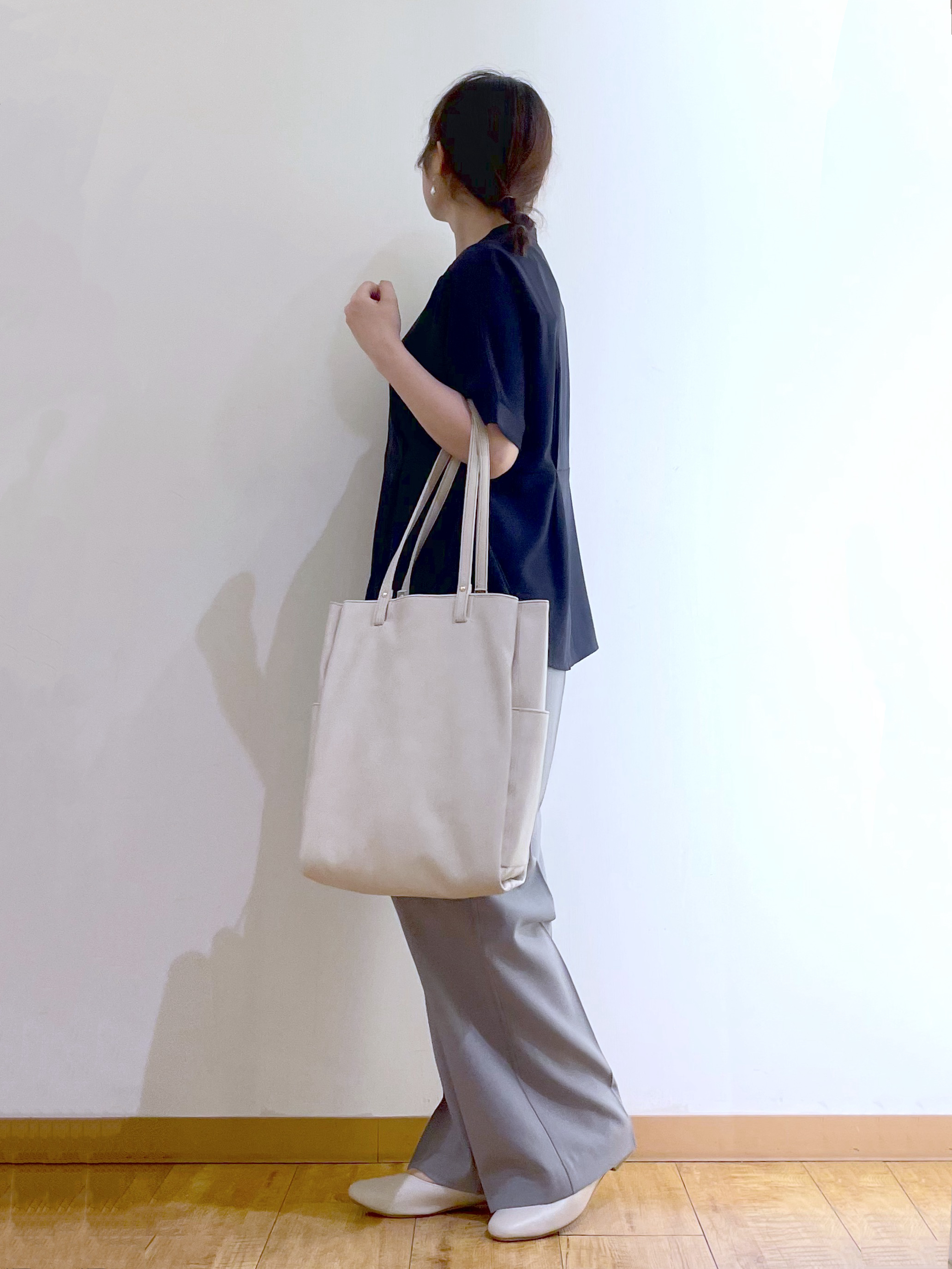 かのさんの「SHOO･LA･RUE｜【ひんやり/UV/通勤】洗濯後しわになりにくい インしない ウエストタックペプラムブラウス」を使ったコーディネート