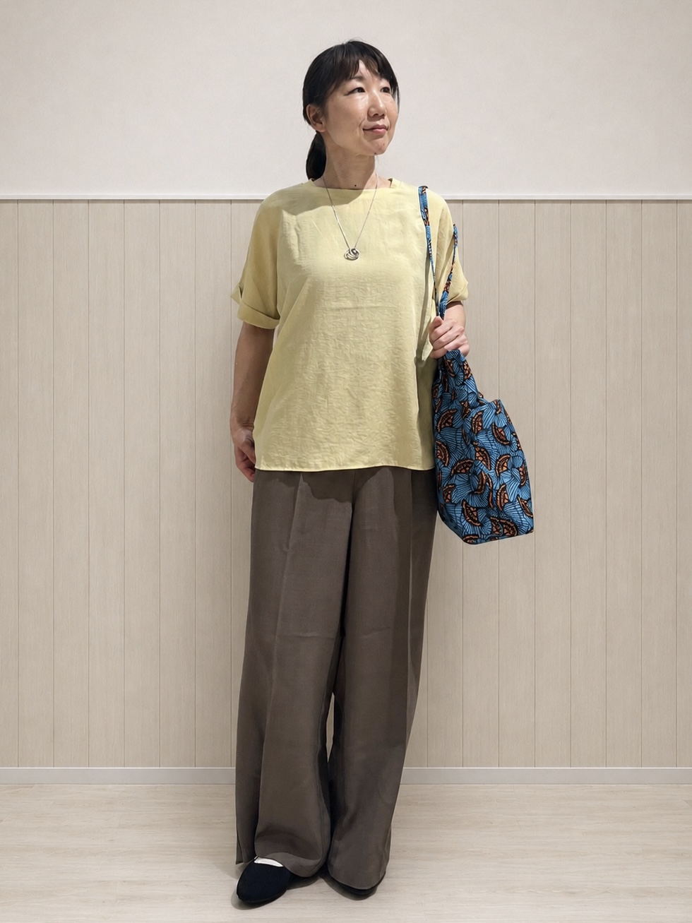 まつみさんの「SHOO･LA･RUE｜【着丈選べる/ひんやり/体型カバー】洗濯後しわになりにくい さらさらドルマンブラウス」を使ったコーディネート