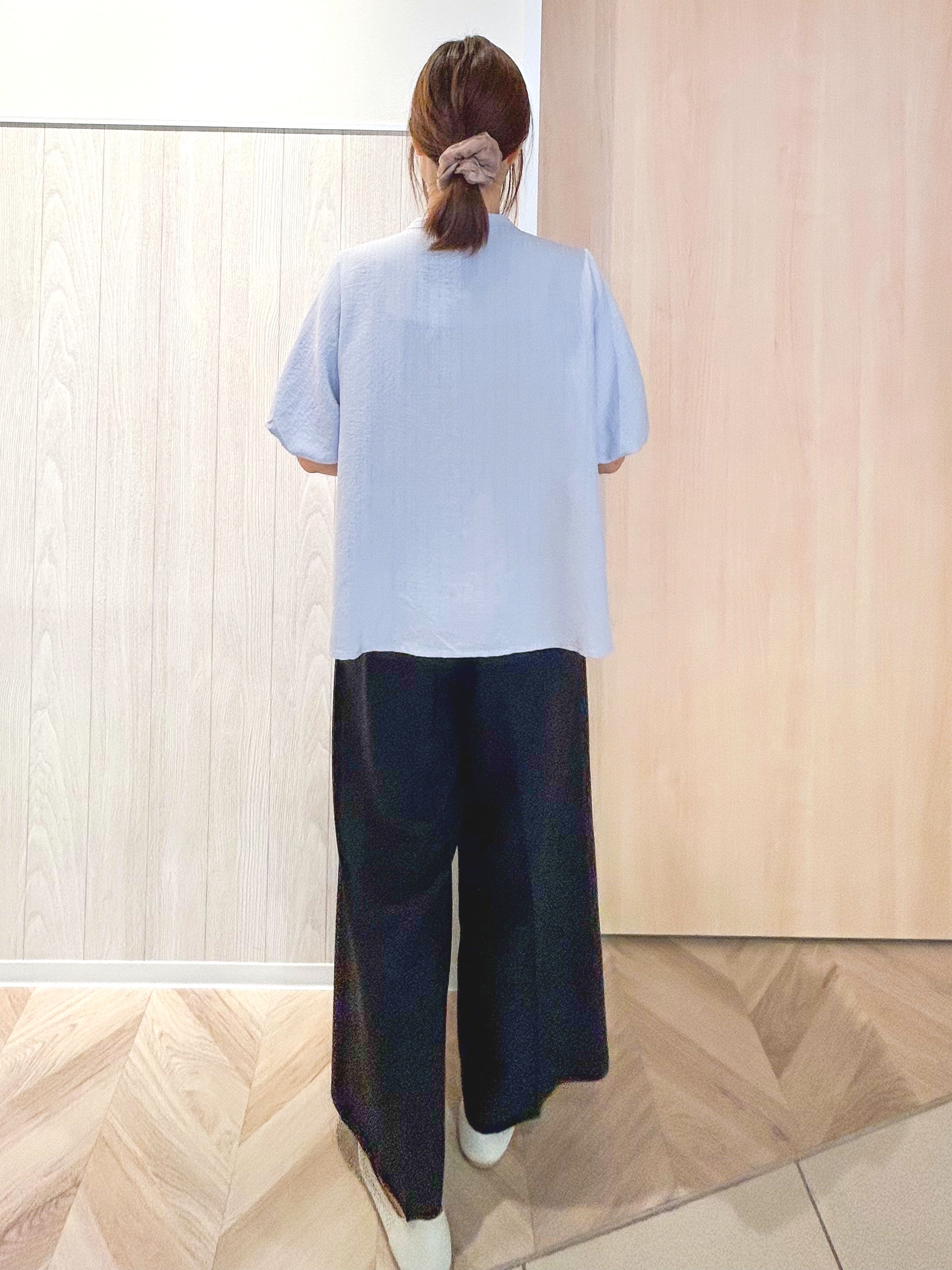 tomoさんの「SHOO･LA･RUE｜【S-LL/洗濯機可】バルーンスリーブ　キーネックブラウス」を使ったコーディネート