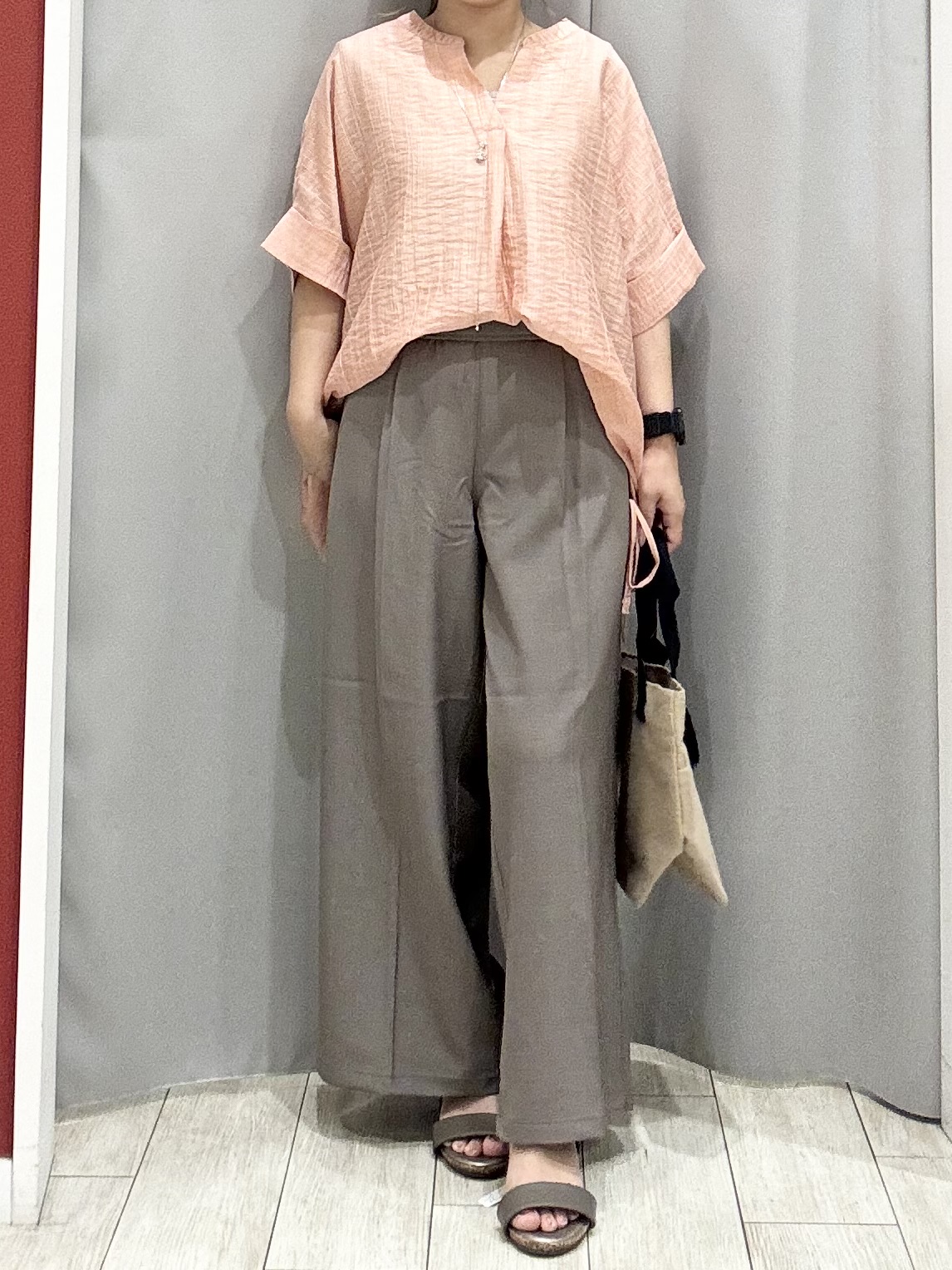 shioさんの「SHOO･LA･RUE｜【高レビュー/体型カバー】インせず着られる スキッパー裾リボンブラウス」を使ったコーディネート