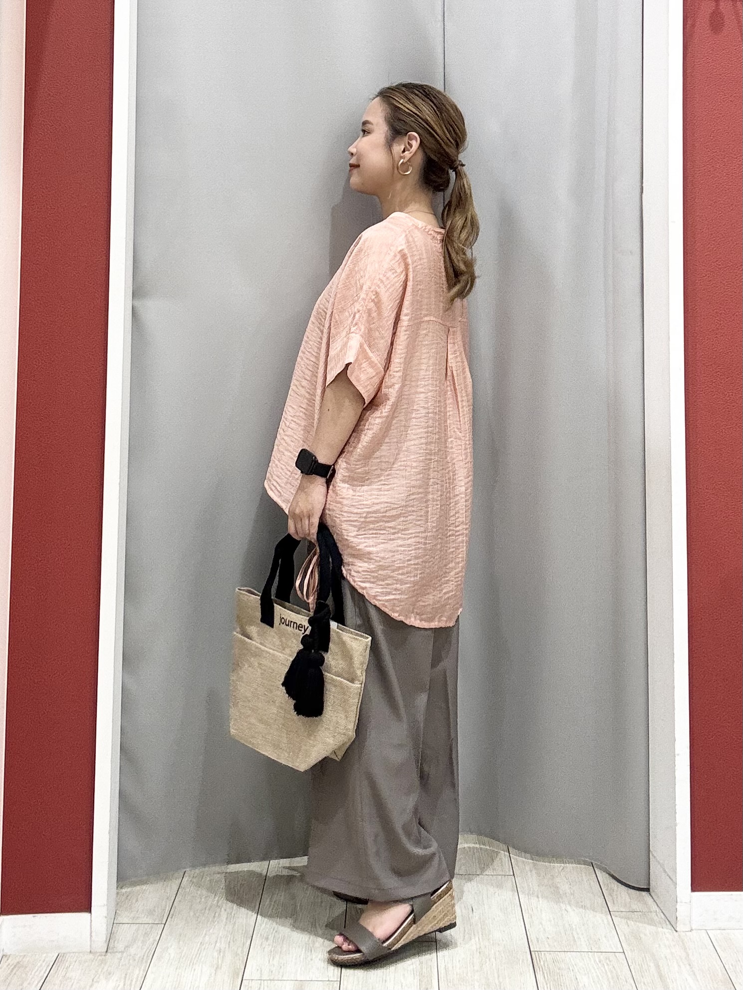 shioさんの「SHOO･LA･RUE｜【高レビュー/体型カバー】インせず着られる スキッパー裾リボンブラウス」を使ったコーディネート