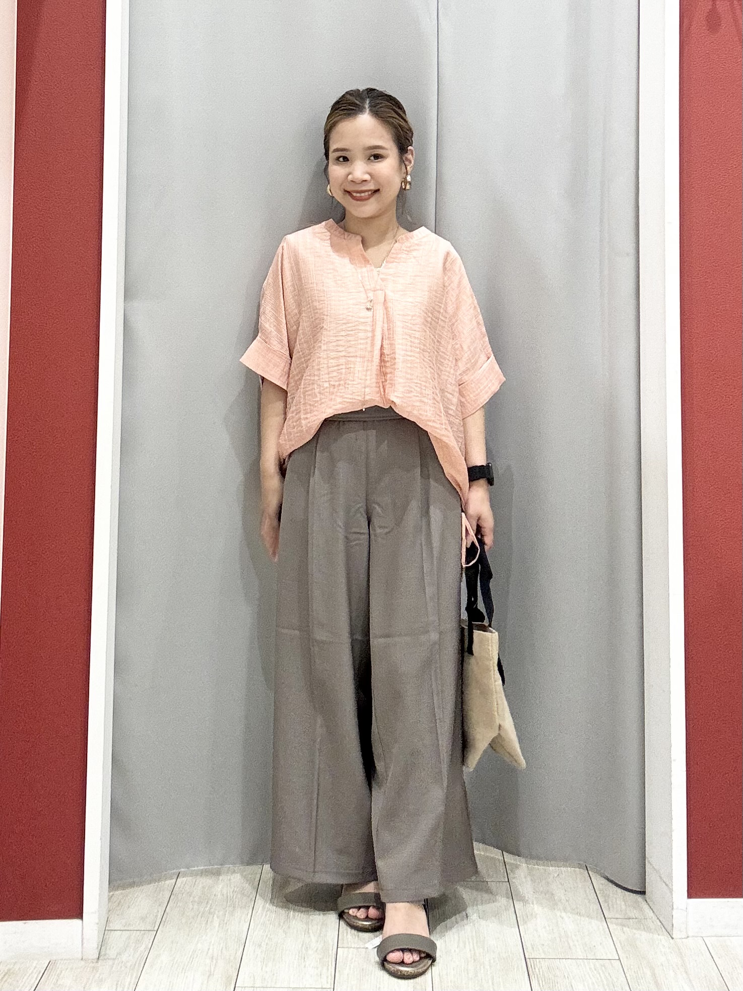 shioさんの「SHOO･LA･RUE｜【高レビュー/体型カバー】インせず着られる スキッパー裾リボンブラウス」を使ったコーディネート
