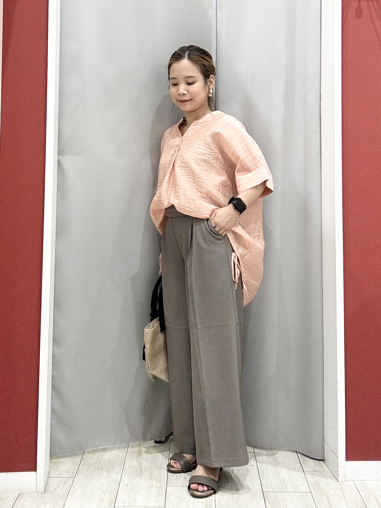 shioさんの「SHOO･LA･RUE｜【高レビュー/体型カバー】インせず着られる スキッパー裾リボンブラウス」を使ったコーディネート