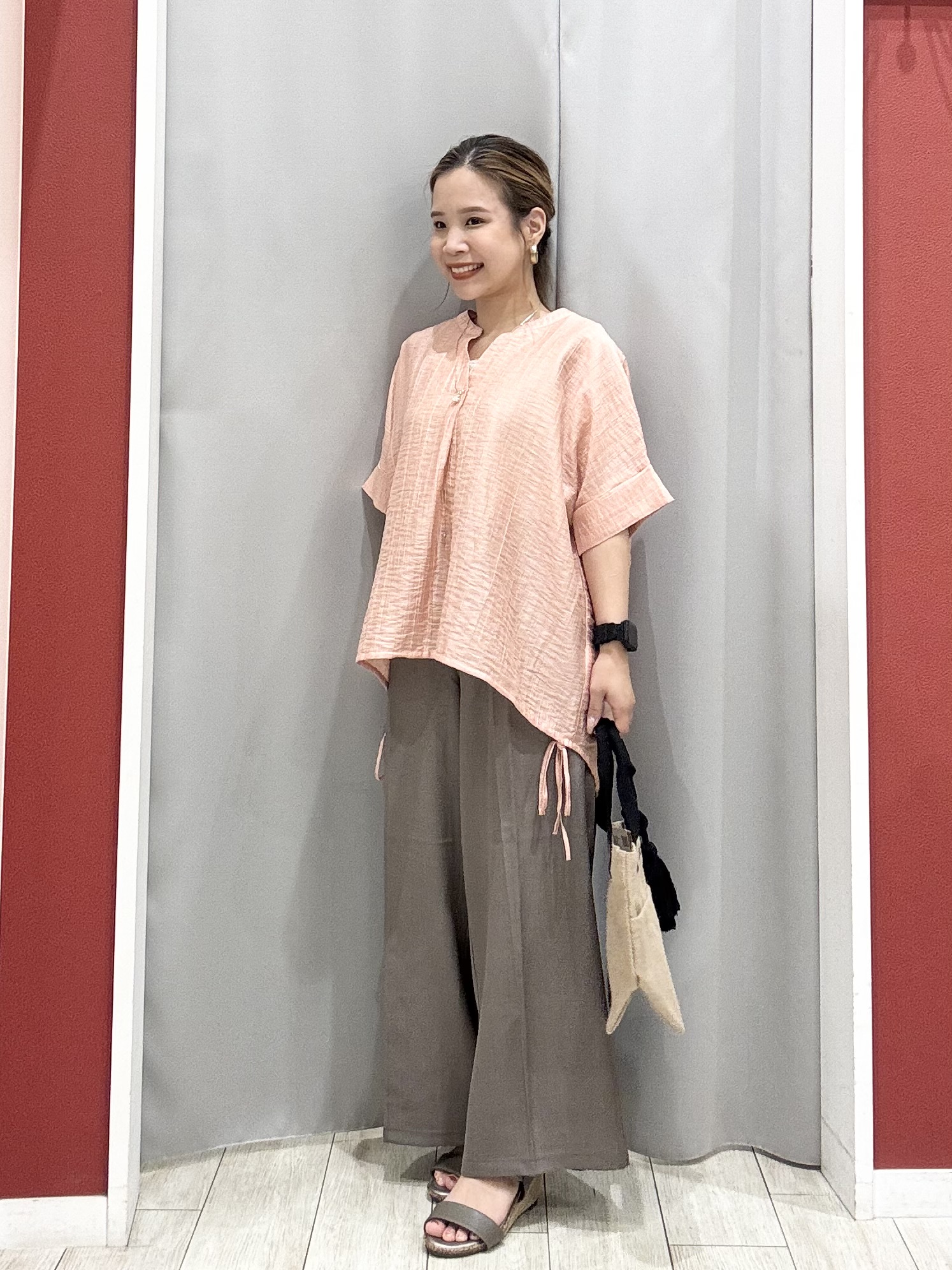 shioさんの「SHOO･LA･RUE｜【高レビュー/体型カバー】インせず着られる スキッパー裾リボンブラウス」を使ったコーディネート