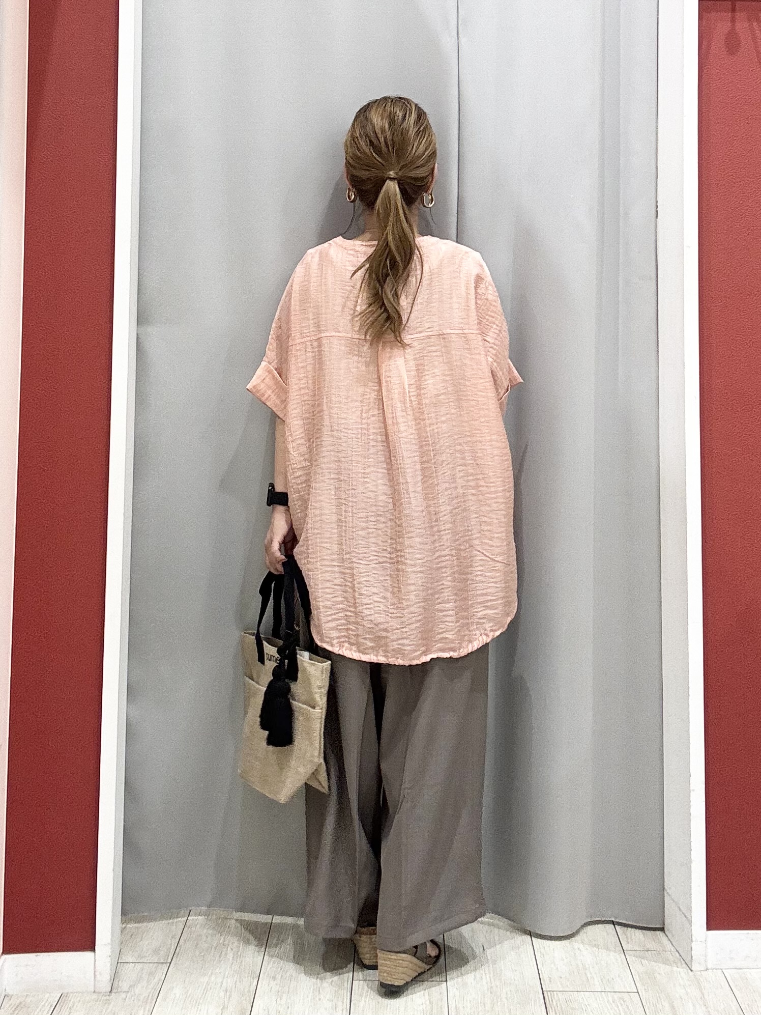 shioさんの「SHOO･LA･RUE｜【高レビュー/体型カバー】インせず着られる スキッパー裾リボンブラウス」を使ったコーディネート