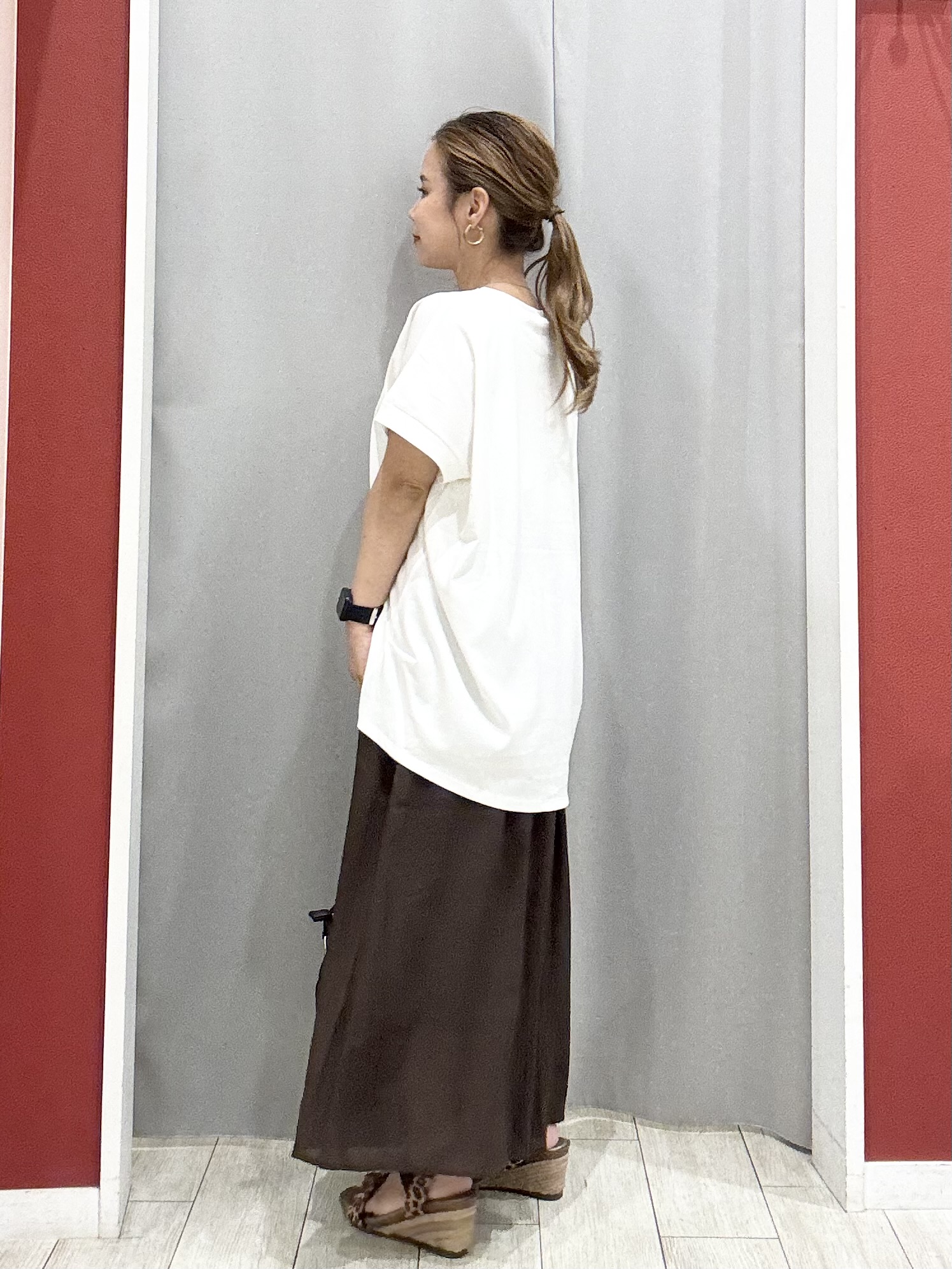 shioさんの「SHOO･LA･RUE｜【汗じみ防止/ひんやり/体型カバー】真夏でも安心。汗じみが気にならない 大人の刺繍ロゴTシャツ」を使ったコーディネート