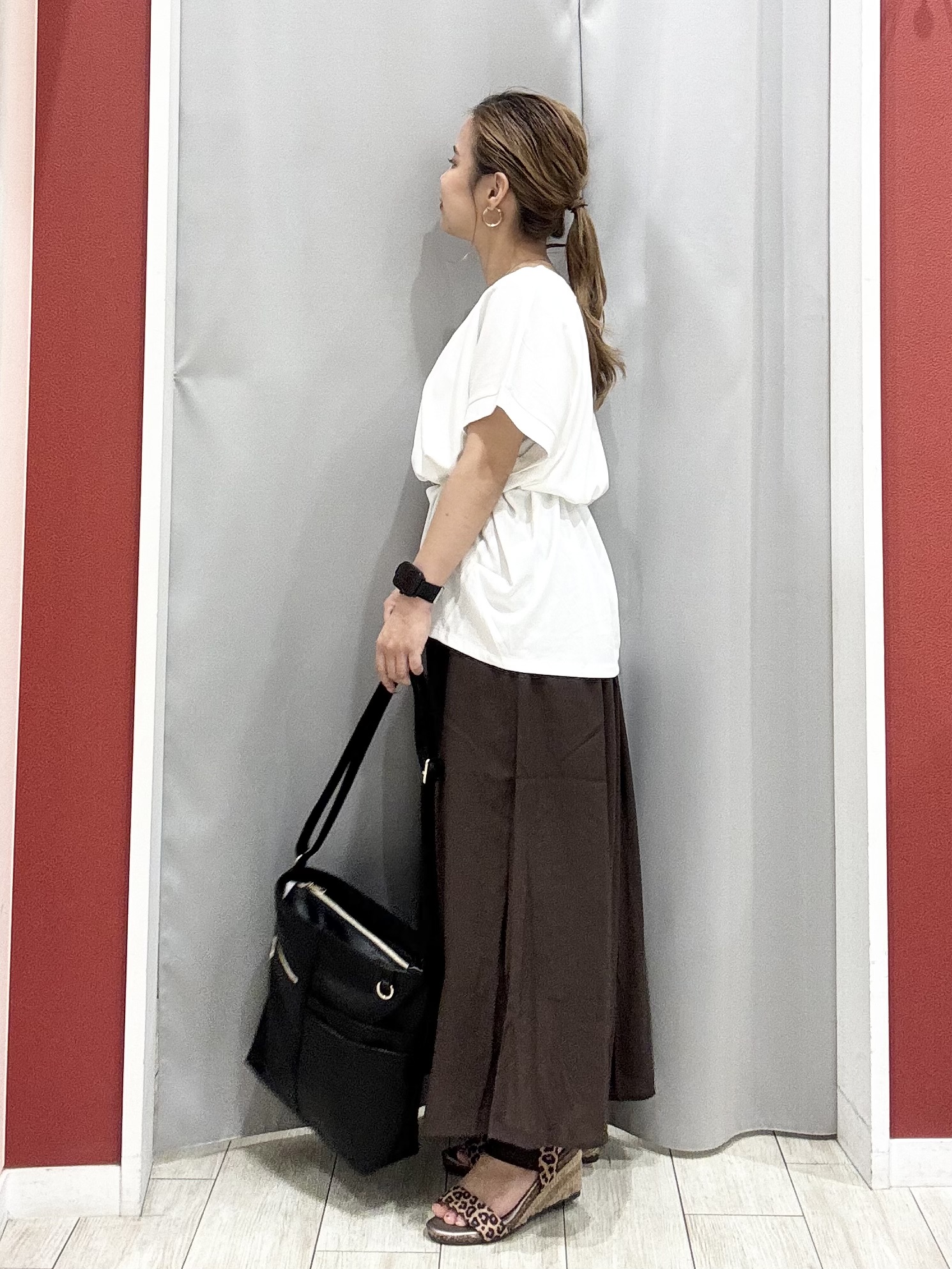 shioさんの「SHOO･LA･RUE｜【汗じみ防止/ひんやり/体型カバー】真夏でも安心。汗じみが気にならない 大人の刺繍ロゴTシャツ」を使ったコーディネート