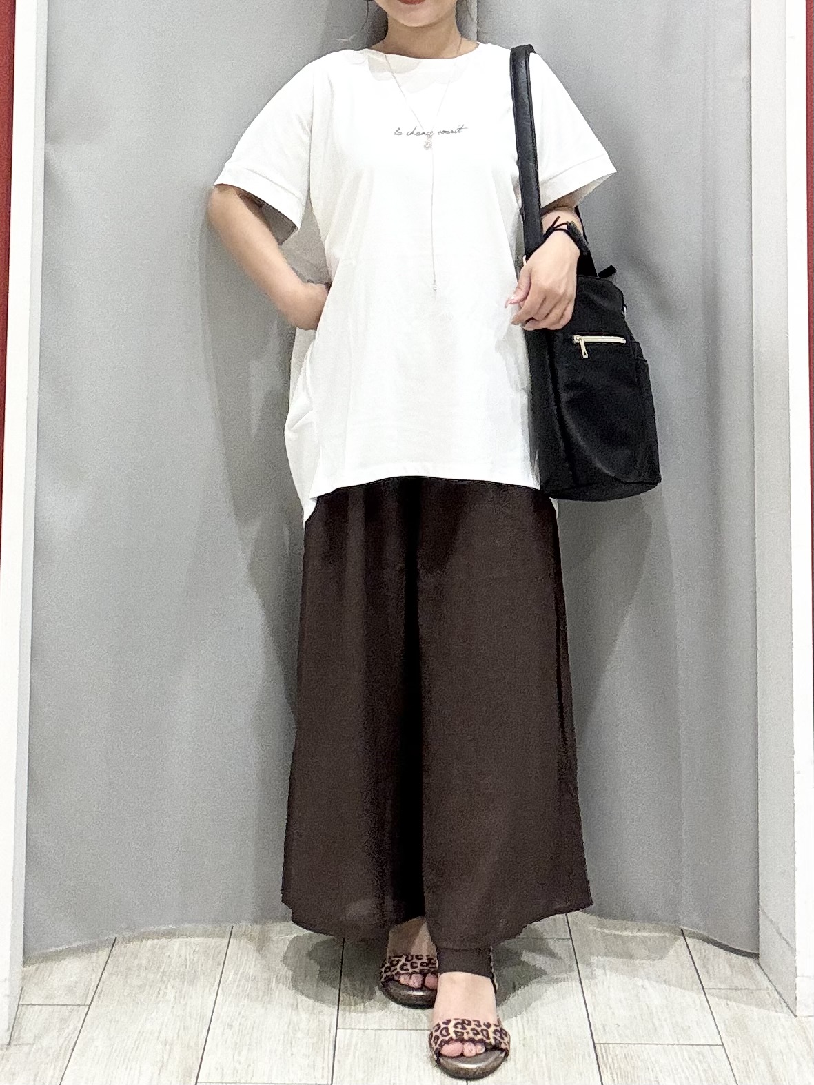 shioさんの「SHOO･LA･RUE｜【汗じみ防止/ひんやり/体型カバー】真夏でも安心。汗じみが気にならない 大人の刺繍ロゴTシャツ」を使ったコーディネート