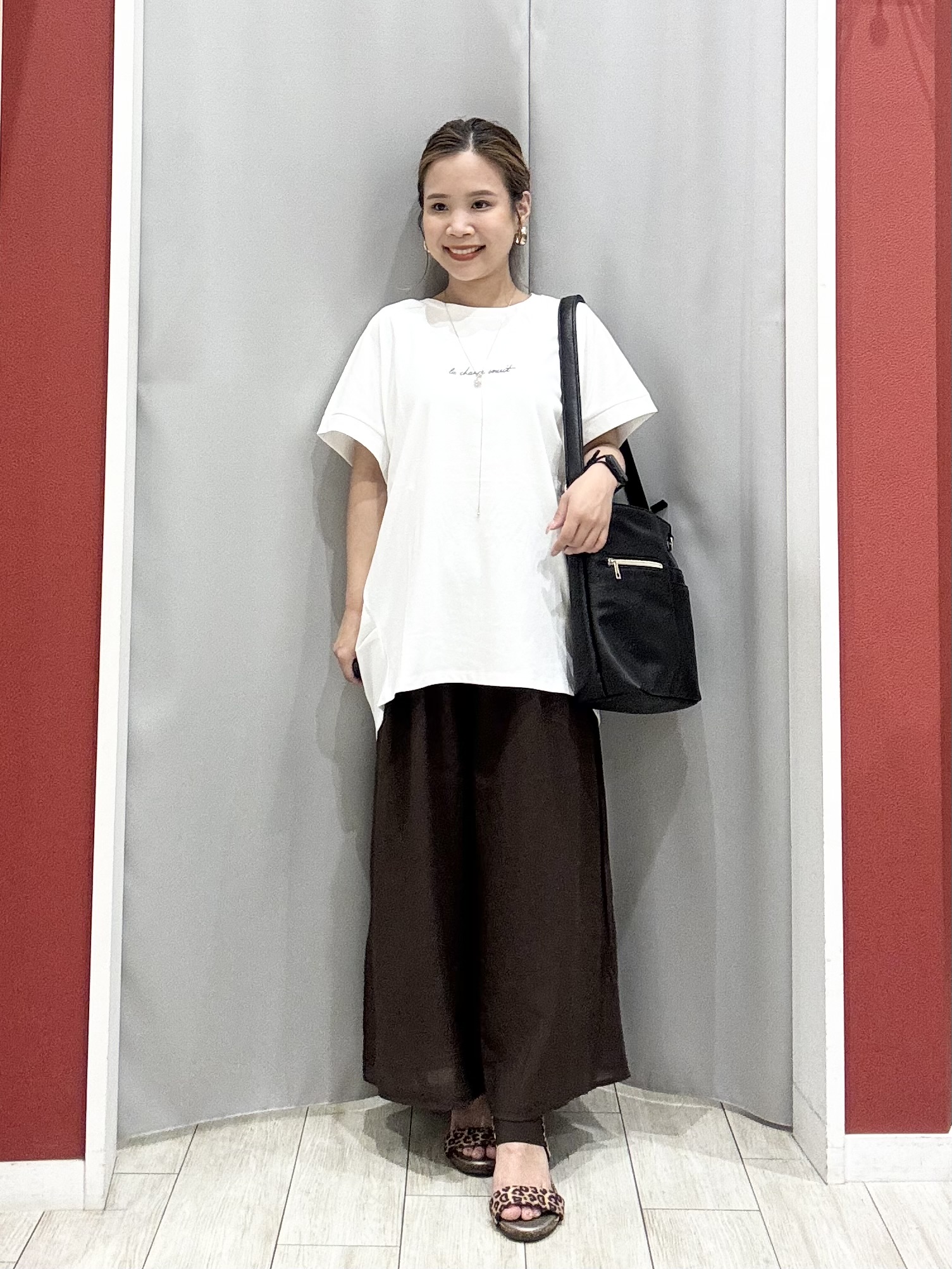 shioさんの「SHOO･LA･RUE｜【汗じみ防止/ひんやり/体型カバー】真夏でも安心。汗じみが気にならない 大人の刺繍ロゴTシャツ」を使ったコーディネート