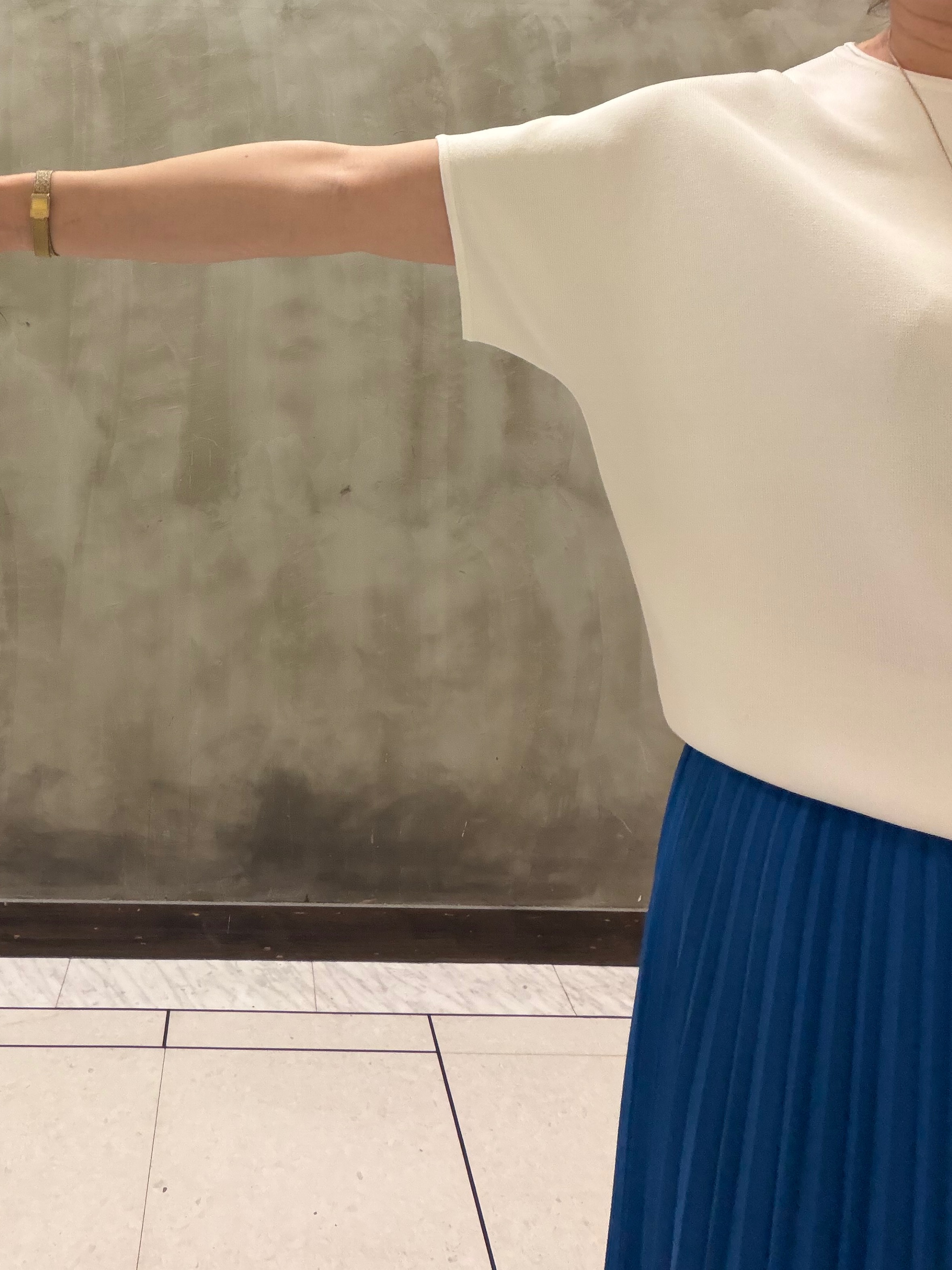 すえさんの「grove｜【シリーズ累計36万枚！名品ニット】やわらかドライタッチ ドルマンニット」を使ったコーディネート