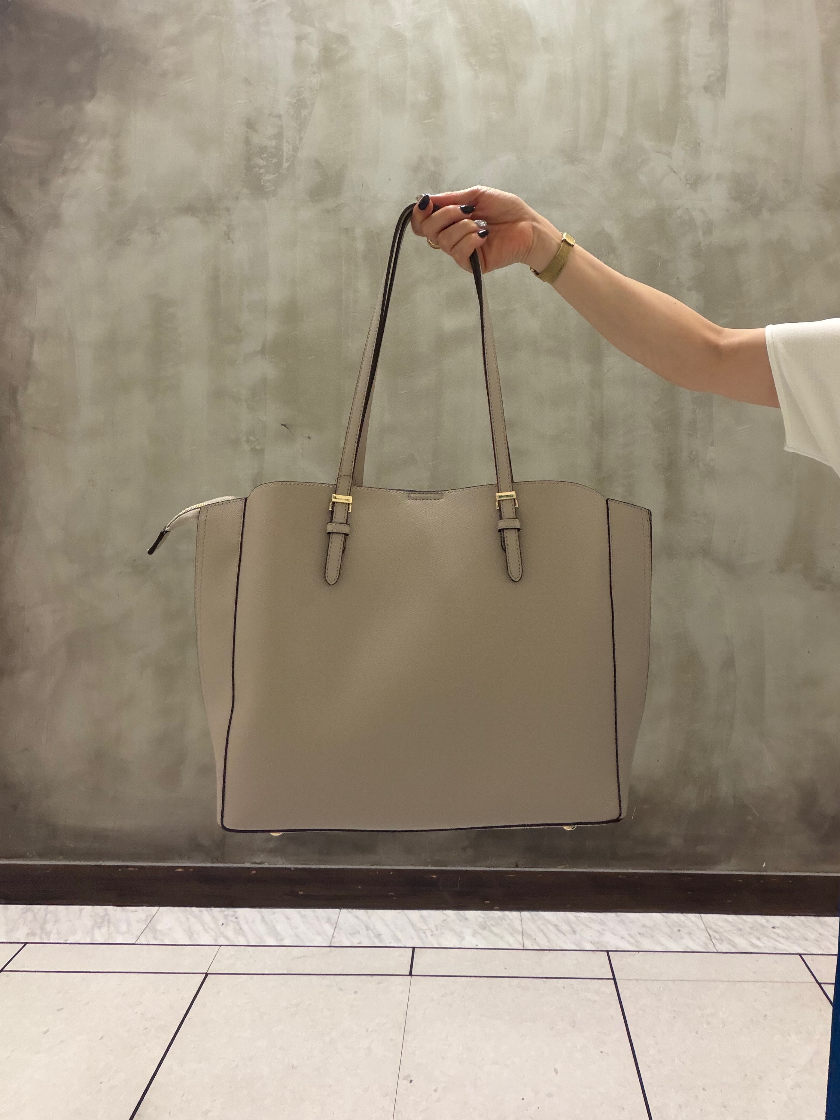 すえさんの「grove｜【シリーズ累計36万枚！名品ニット】やわらかドライタッチ ドルマンニット」を使ったコーディネート