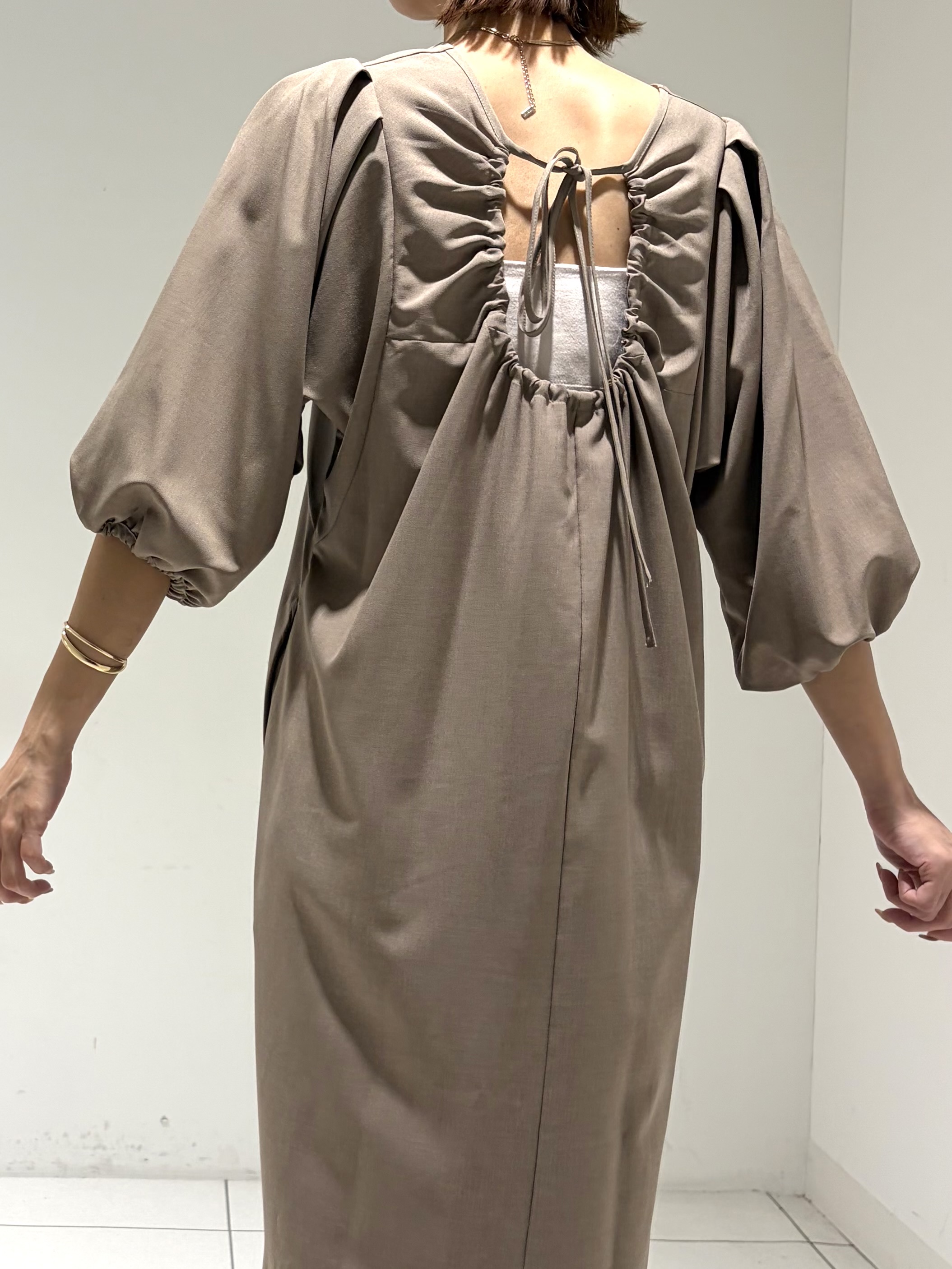 shioriさんの「INDIVI｜フォルムスリーブワンピース」を使ったコーディネート
