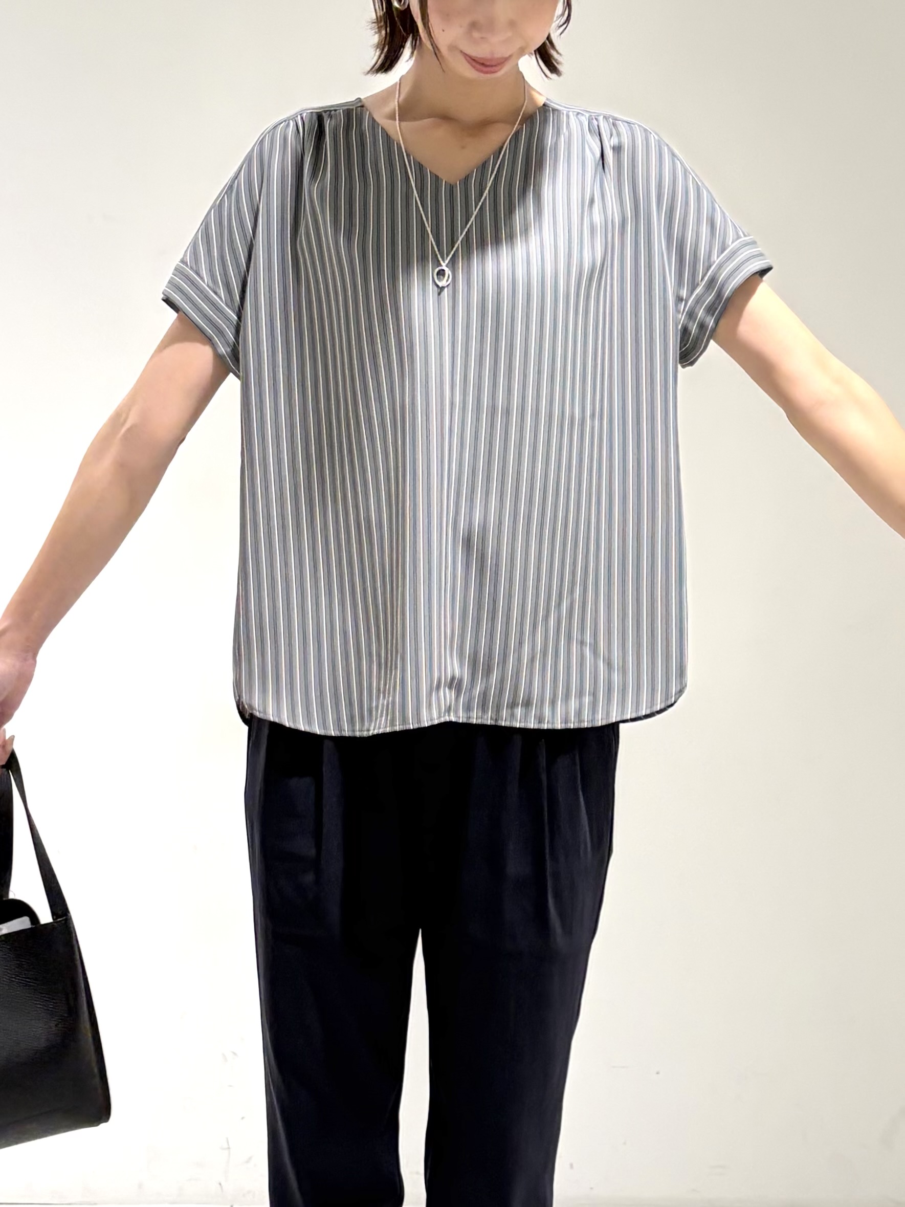 shioriさんの「INDIVI｜【清涼感／UVケア／接触冷感】Vネックストライプブラウス」を使ったコーディネート