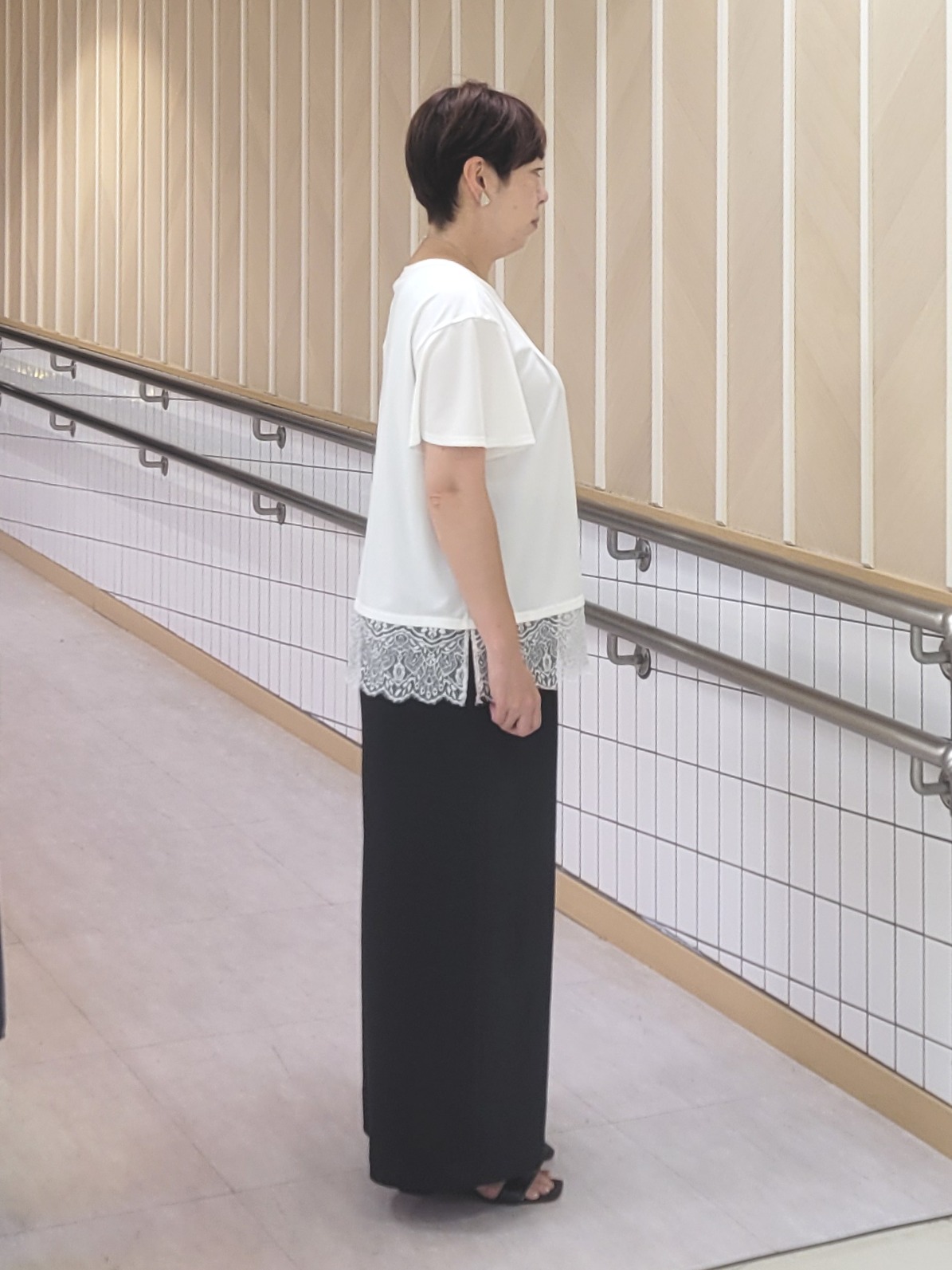 tomoさんの「COUP DE CHANCE｜【手洗い可／日本製／接触冷感】裾レースカットソー」を使ったコーディネート