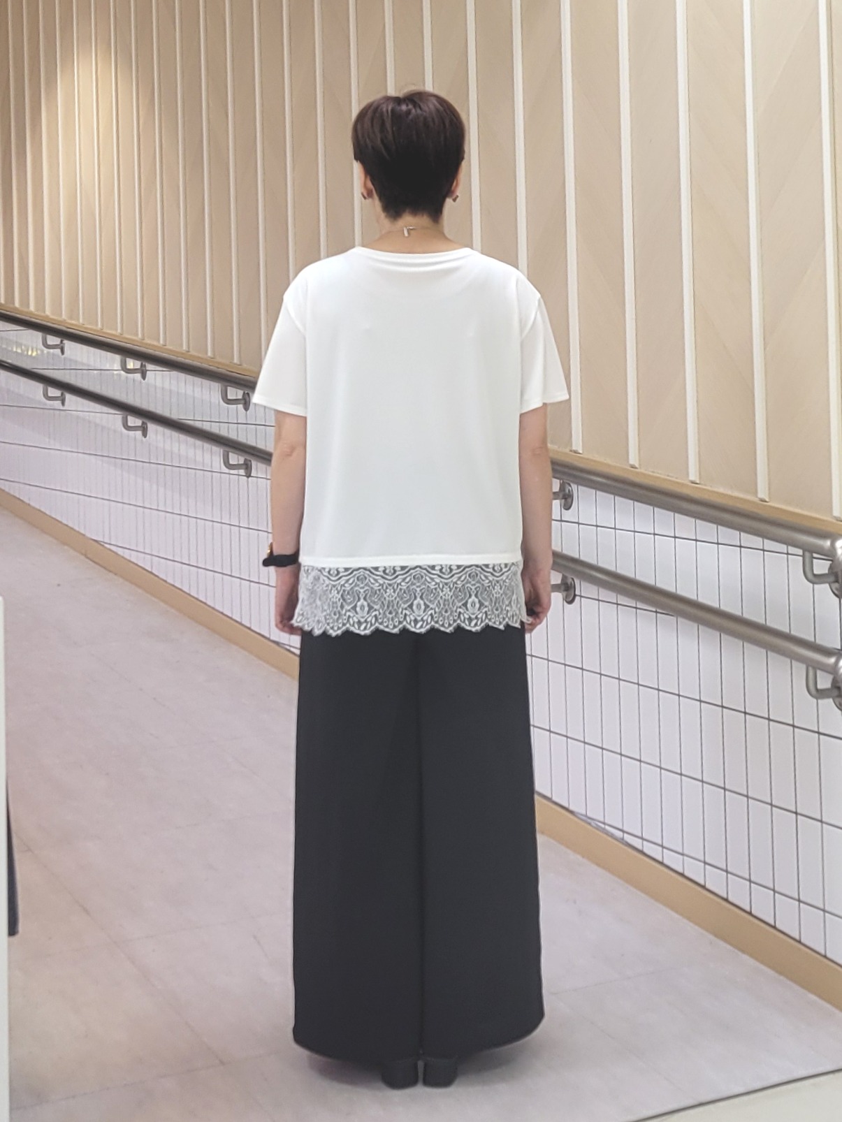 tomoさんの「COUP DE CHANCE｜【手洗い可／日本製／接触冷感】裾レースカットソー」を使ったコーディネート