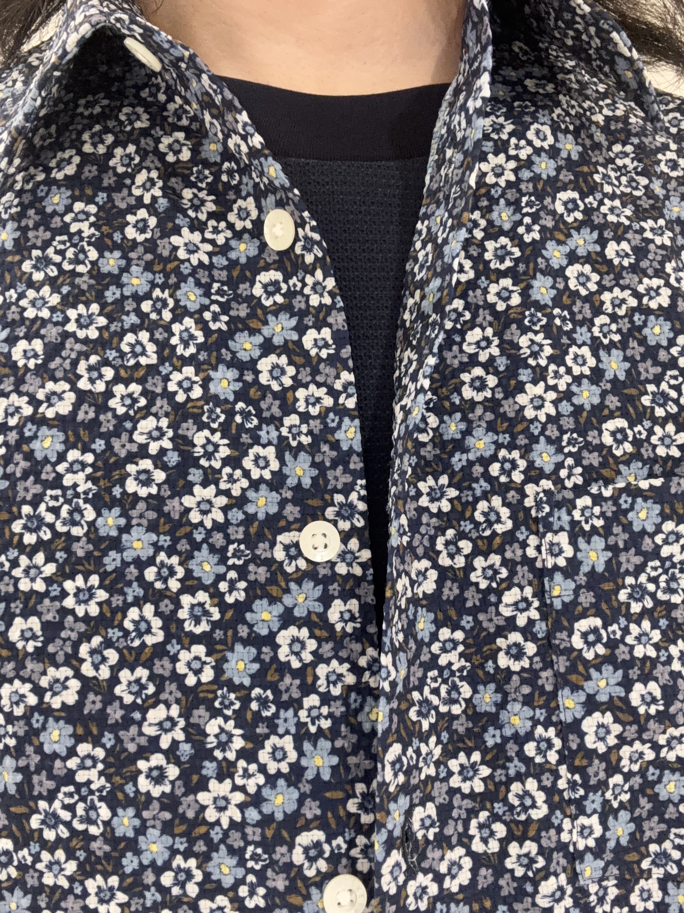 及川さんの「TAKEO KIKUCHI｜リップル小花シャツ」を使ったコーディネート
