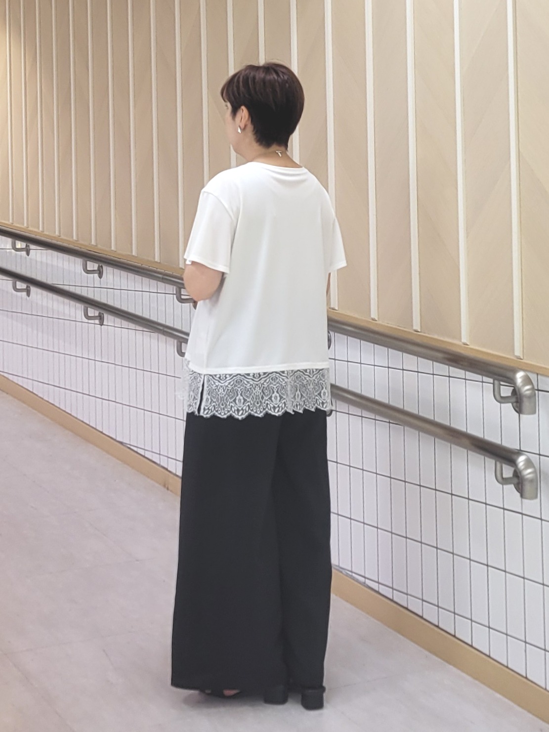 tomoさんの「COUP DE CHANCE｜【手洗い可／日本製／接触冷感】裾レースカットソー」を使ったコーディネート