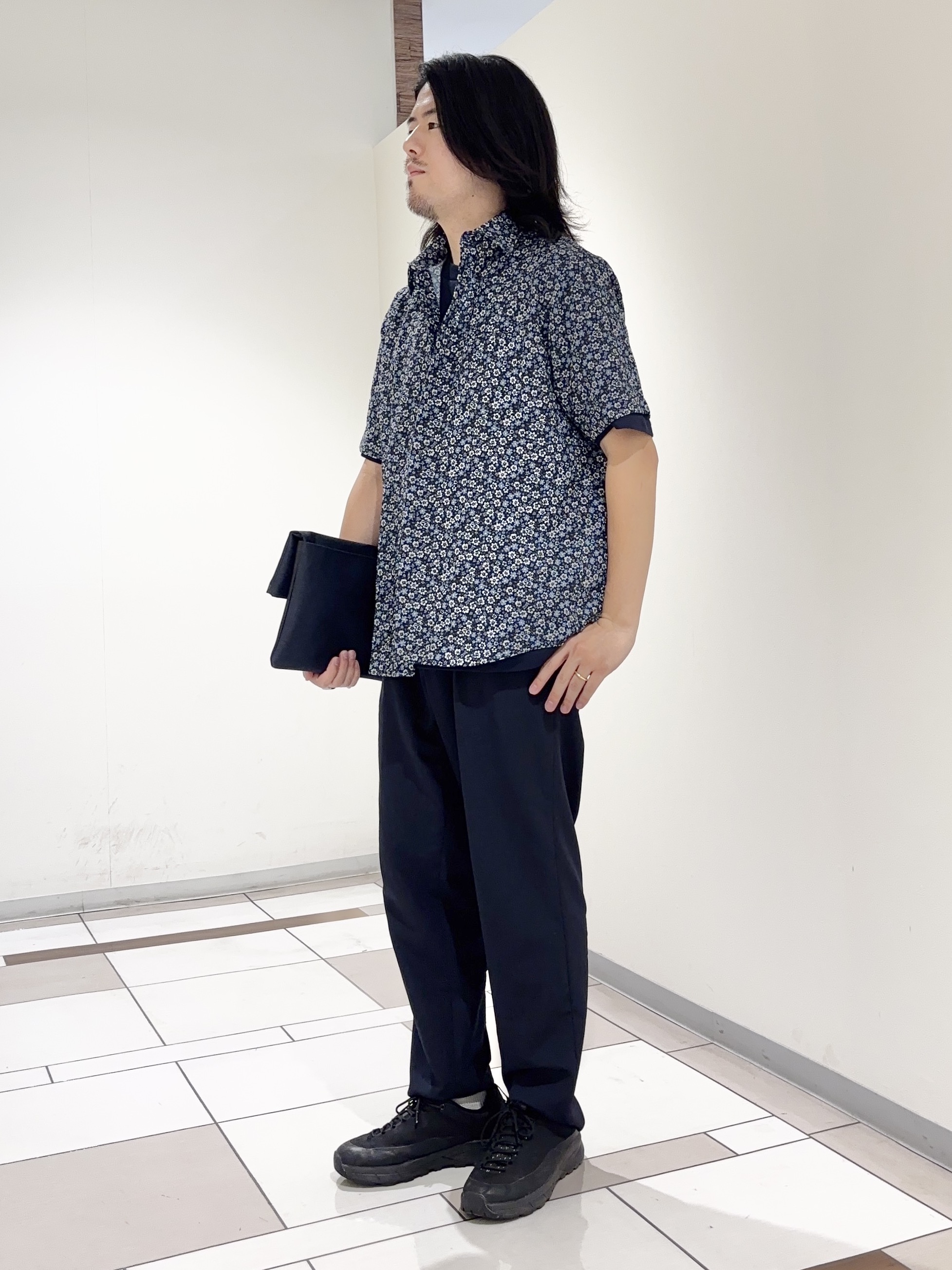 及川さんの「TAKEO KIKUCHI｜リップル小花シャツ」を使ったコーディネート