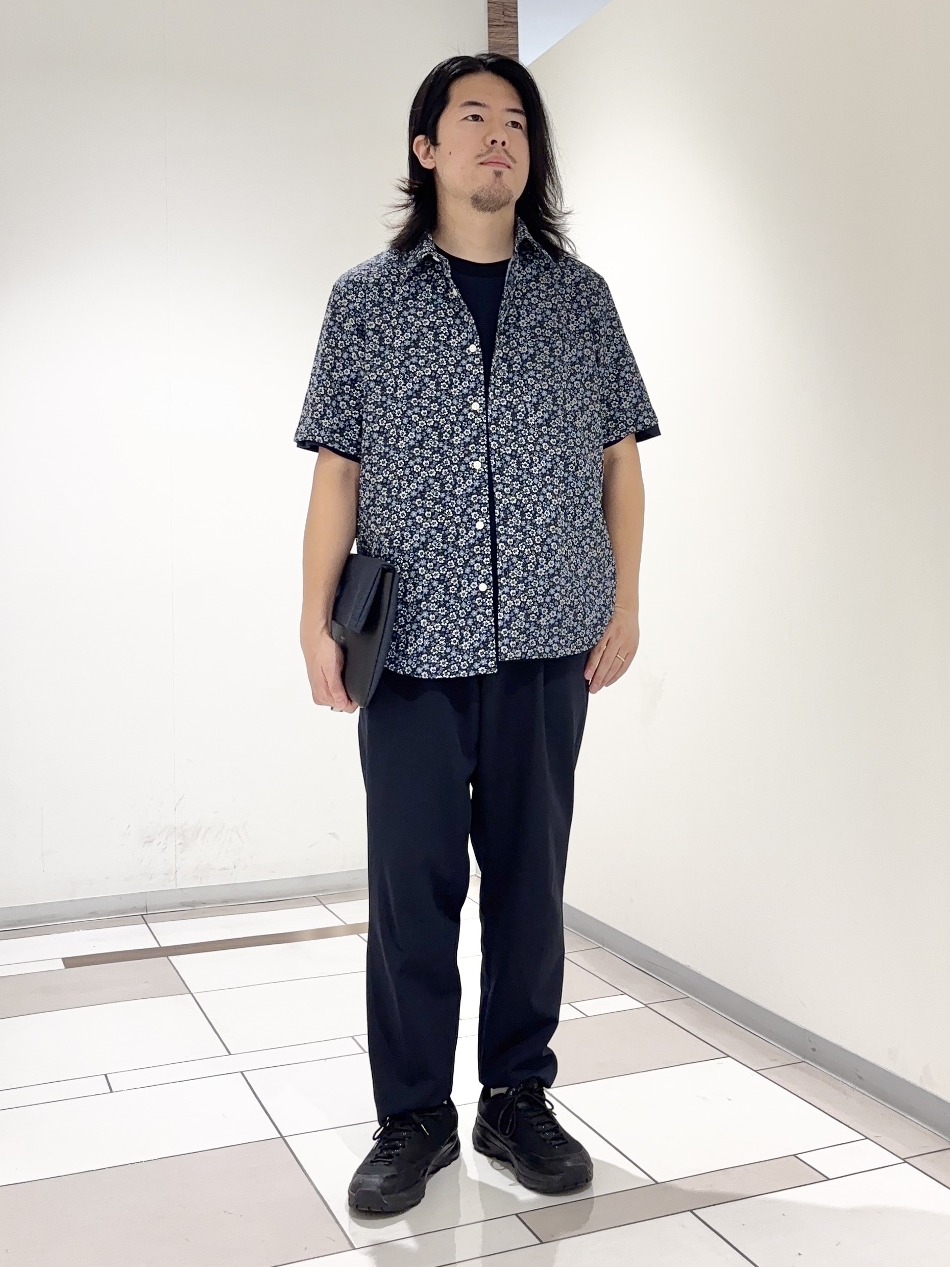 及川さんの「TAKEO KIKUCHI｜リップル小花シャツ」を使ったコーディネート